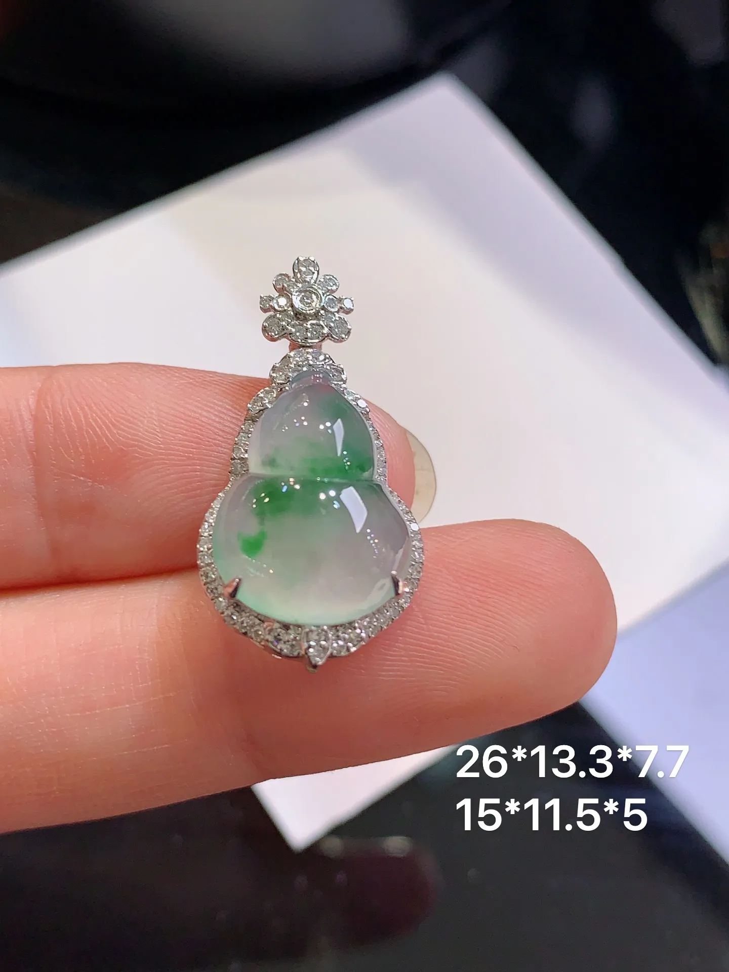 18k金钻镶嵌冰种飘绿葫芦吊坠 玉质细腻 色泽清新艳丽 整体尺寸26*13.3*7.7