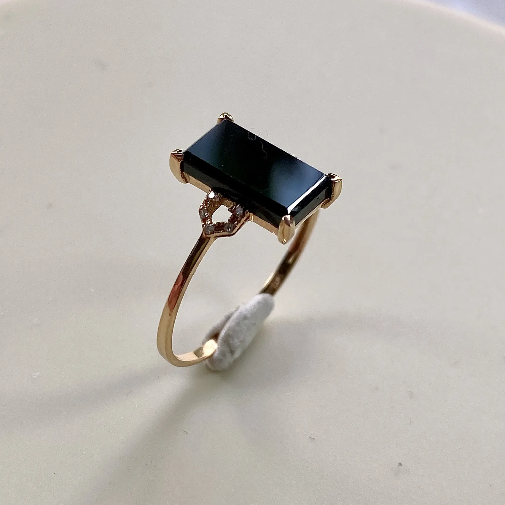 缅甸天然翡翠A货，18k金镶嵌冰种墨翠方形女式戒指，戒面干净，打光阳绿，尺寸：圈口16.9=14号，戒面10/5.5/2.5mm，重量：1.04g