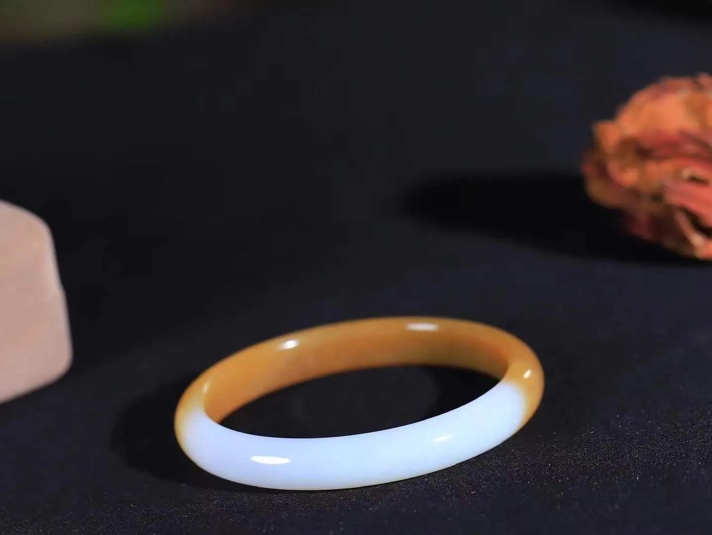 【暖玉生香·手镯】

精品和田玉糖白玉手镯，质地油润细腻，色泽高贵典雅，镯型古朴典雅。在诗情画意的