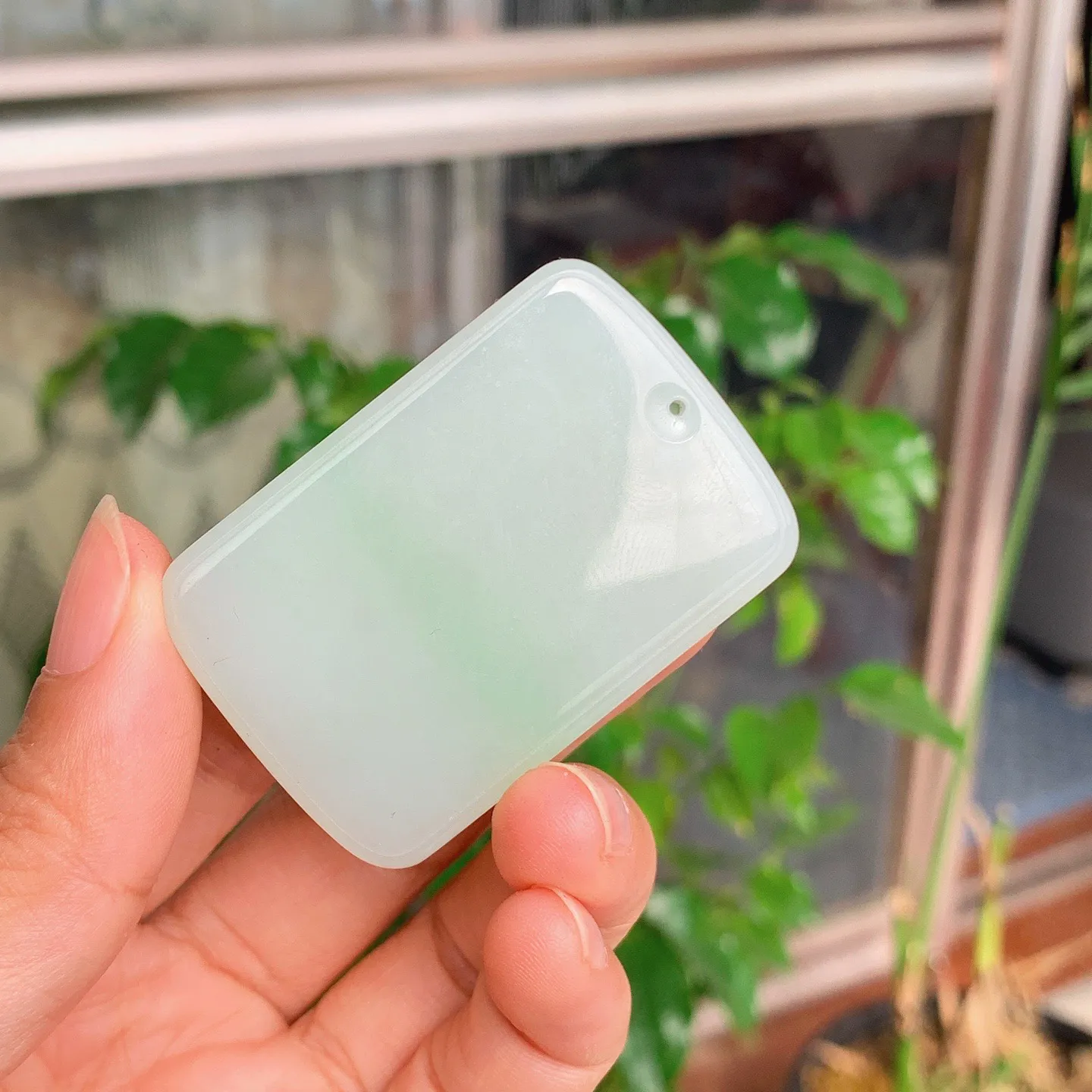 新疆和田玉翠青平安无事牌挂件。尺寸50/33/9重40克。玉质细腻油润。手推出油。佩戴高端典雅。lt251112