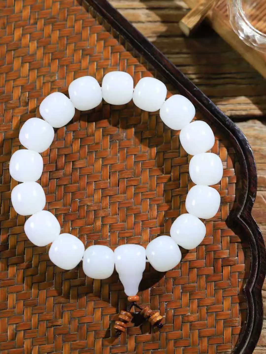 （老型珠.手串）

精品 和田玉白玉老型珠手串，也可做手持，玉质细腻油润 饱满光滑 质朴无华，悠远简单，人心境界远，百世修炼深，心灵常驻善意持，觉悟人生百世修。重62.6克    尺寸取一12.3-12.9mm    54110531L