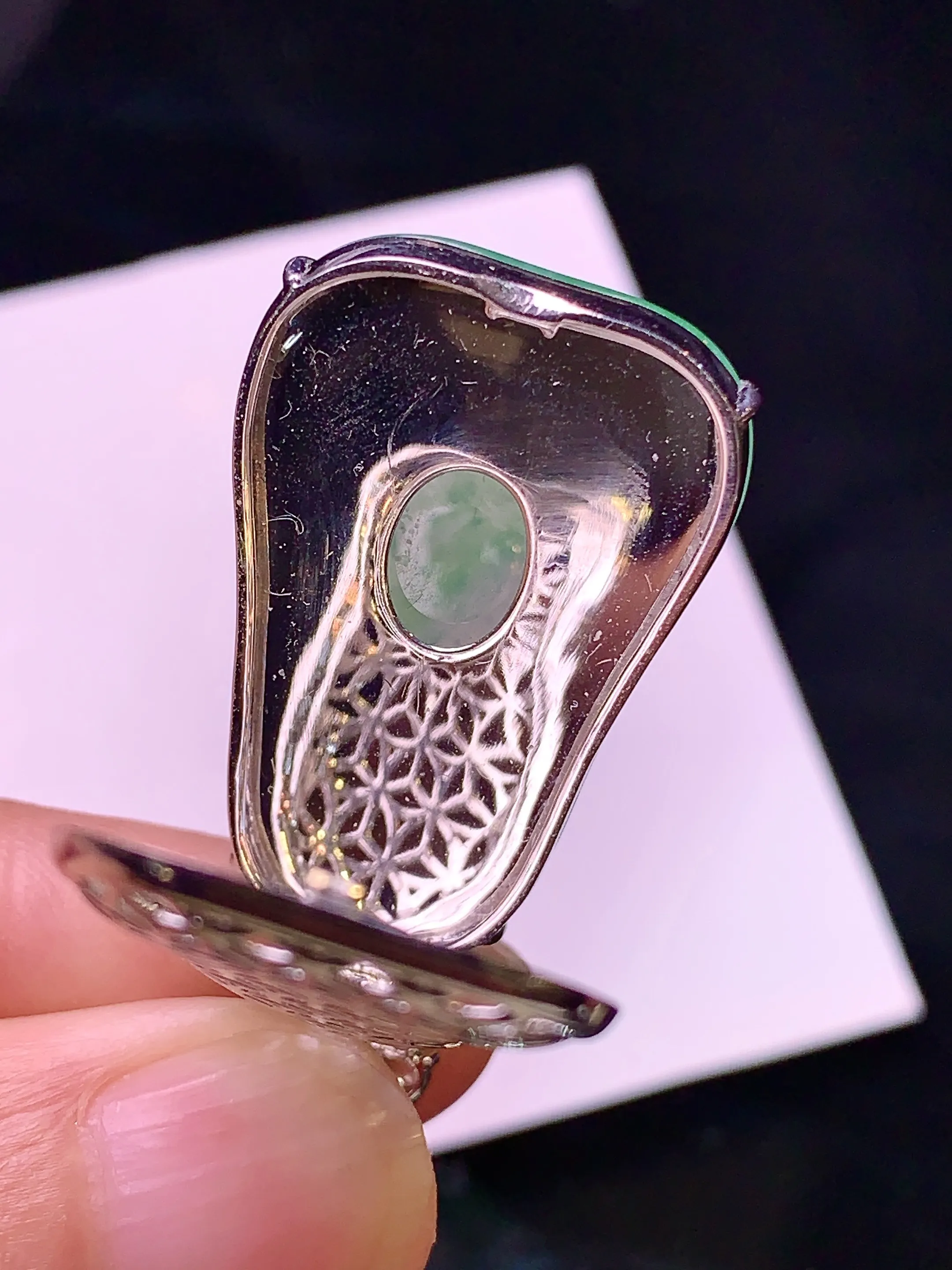 18k金钻镶嵌冰种飘绿福瓜吊坠 玉质细腻 色泽清新艳丽 整体尺寸40*19.6*8.8