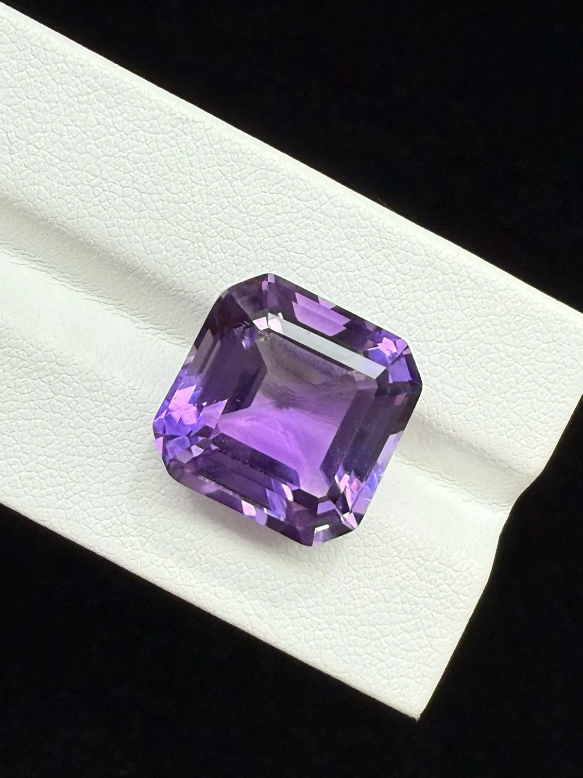 15.86ct天然紫水晶裸石，尺寸15*14.9*10mm，颜色美艳 ，晶体通透，火彩足