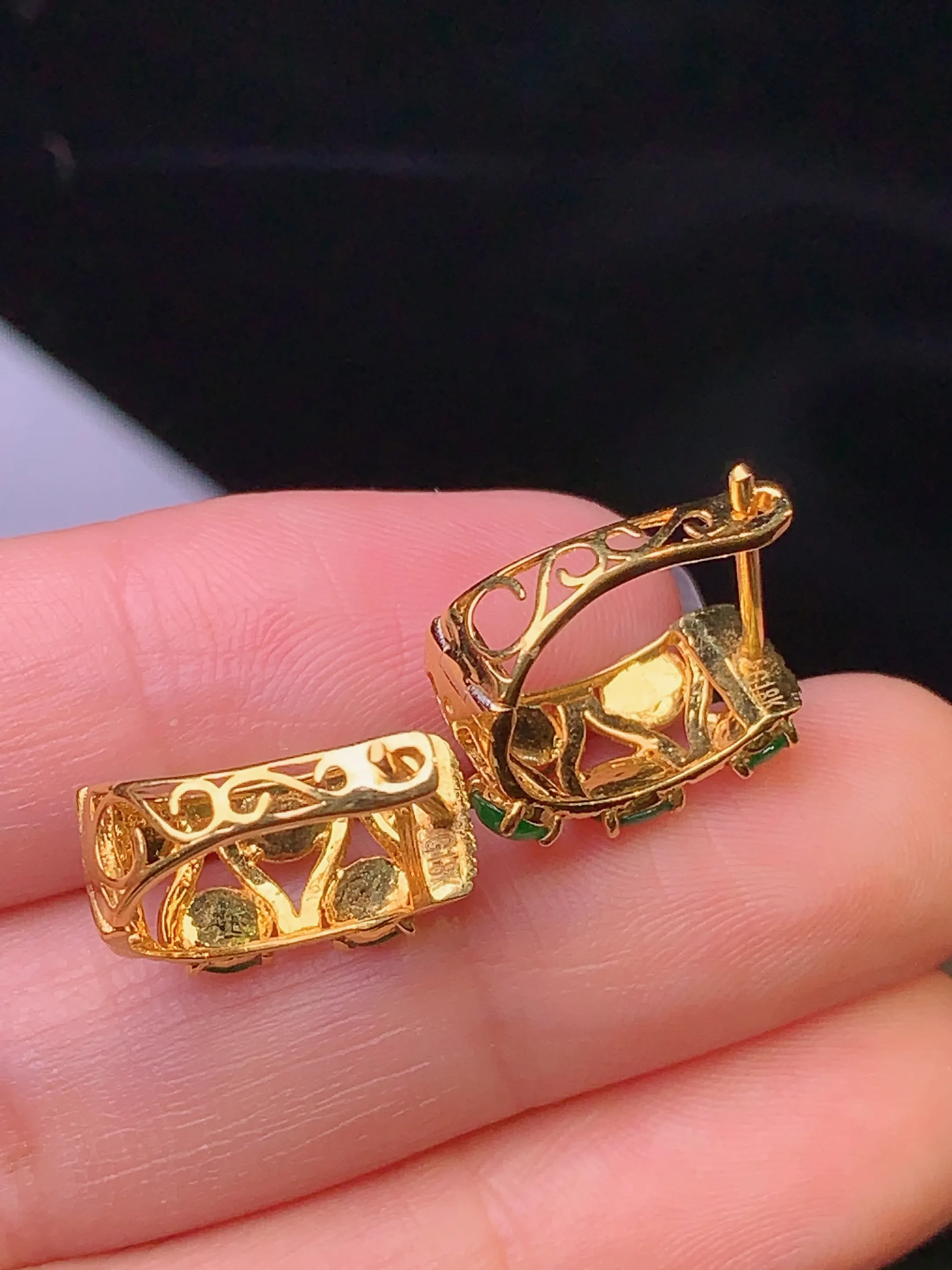 18k金钻镶嵌满绿蛋面耳钉 玉质细腻 色泽清新艳丽 裸石尺寸3.8*3.2*2