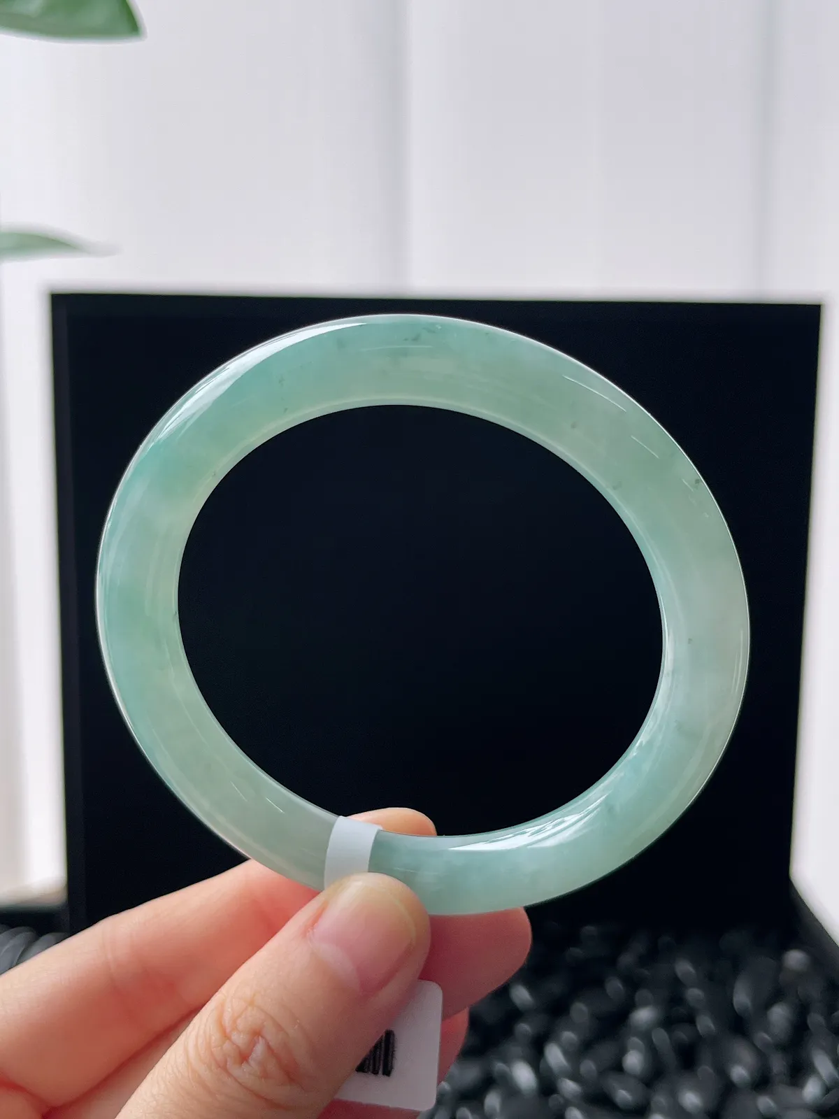 圆镯55圈口，翡翠糯化种淡绿色手镯