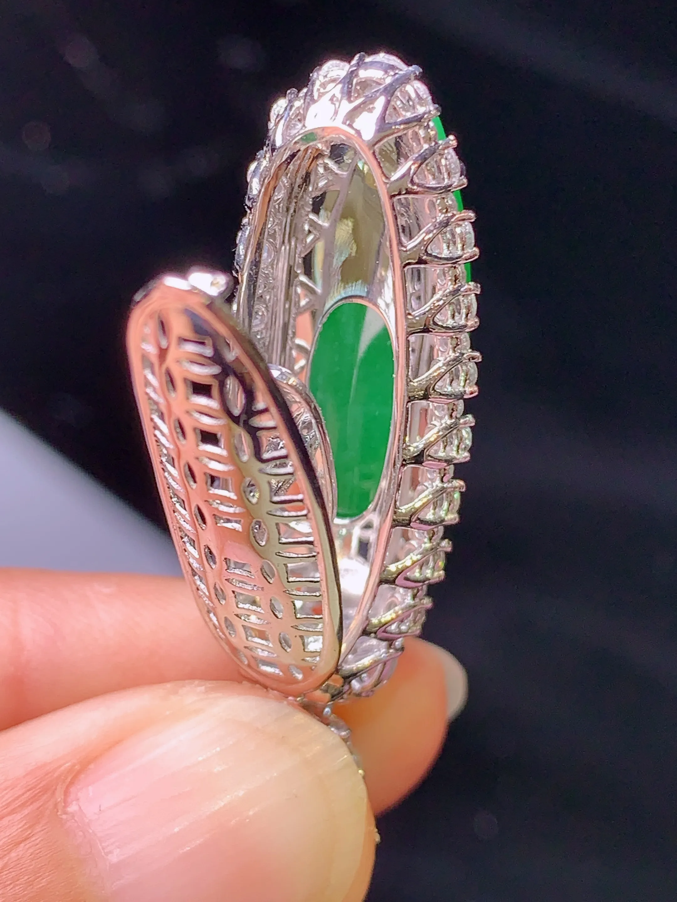 18k金钻镶嵌满绿福瓜吊坠 玉质细腻 色泽清新艳丽 整体尺寸38.8*12.5*10.6