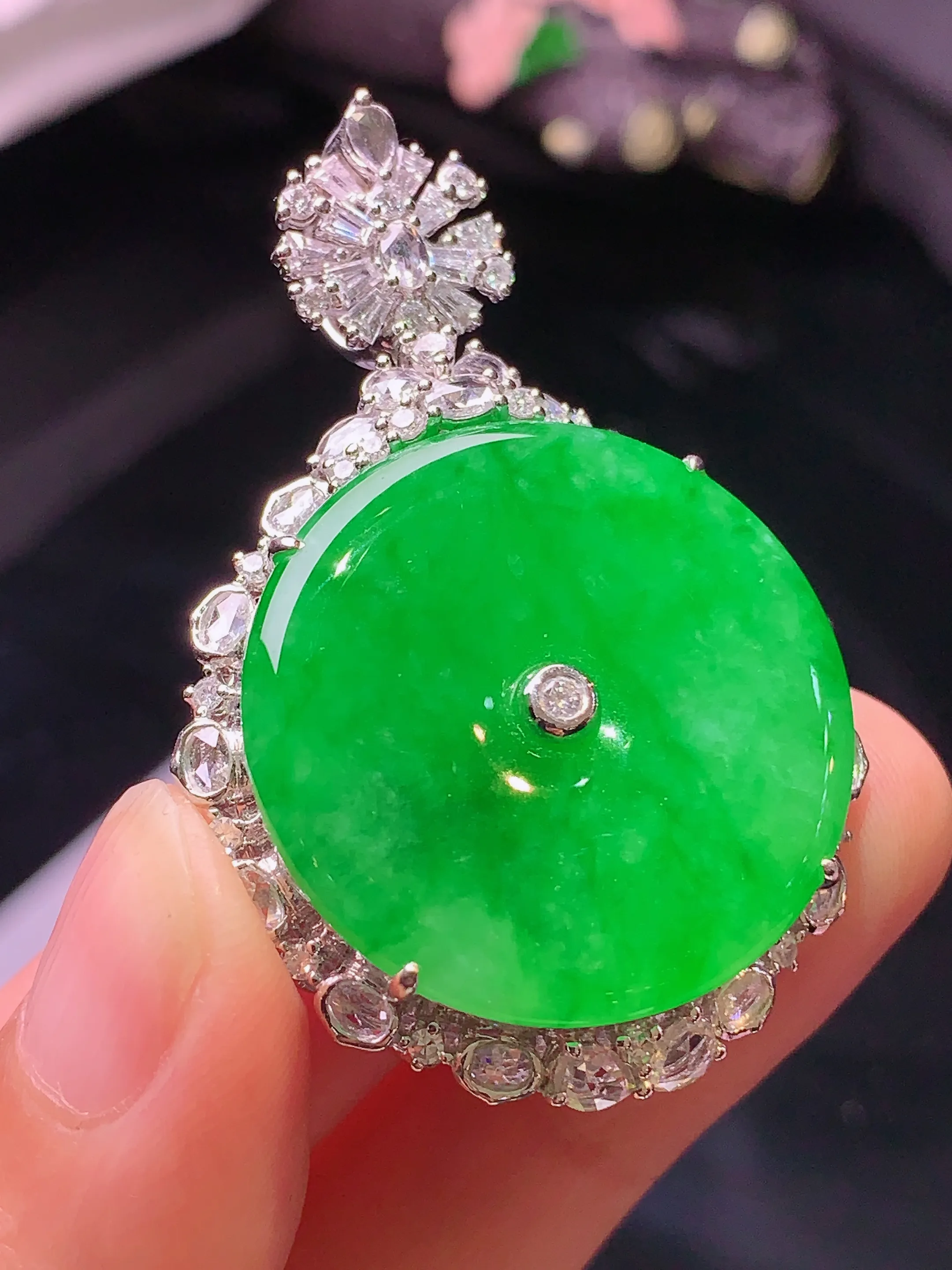 18k金钻镶嵌满绿平安扣吊坠 玉质细腻 色泽清新艳丽 整体尺寸45.8*31.2*13.5