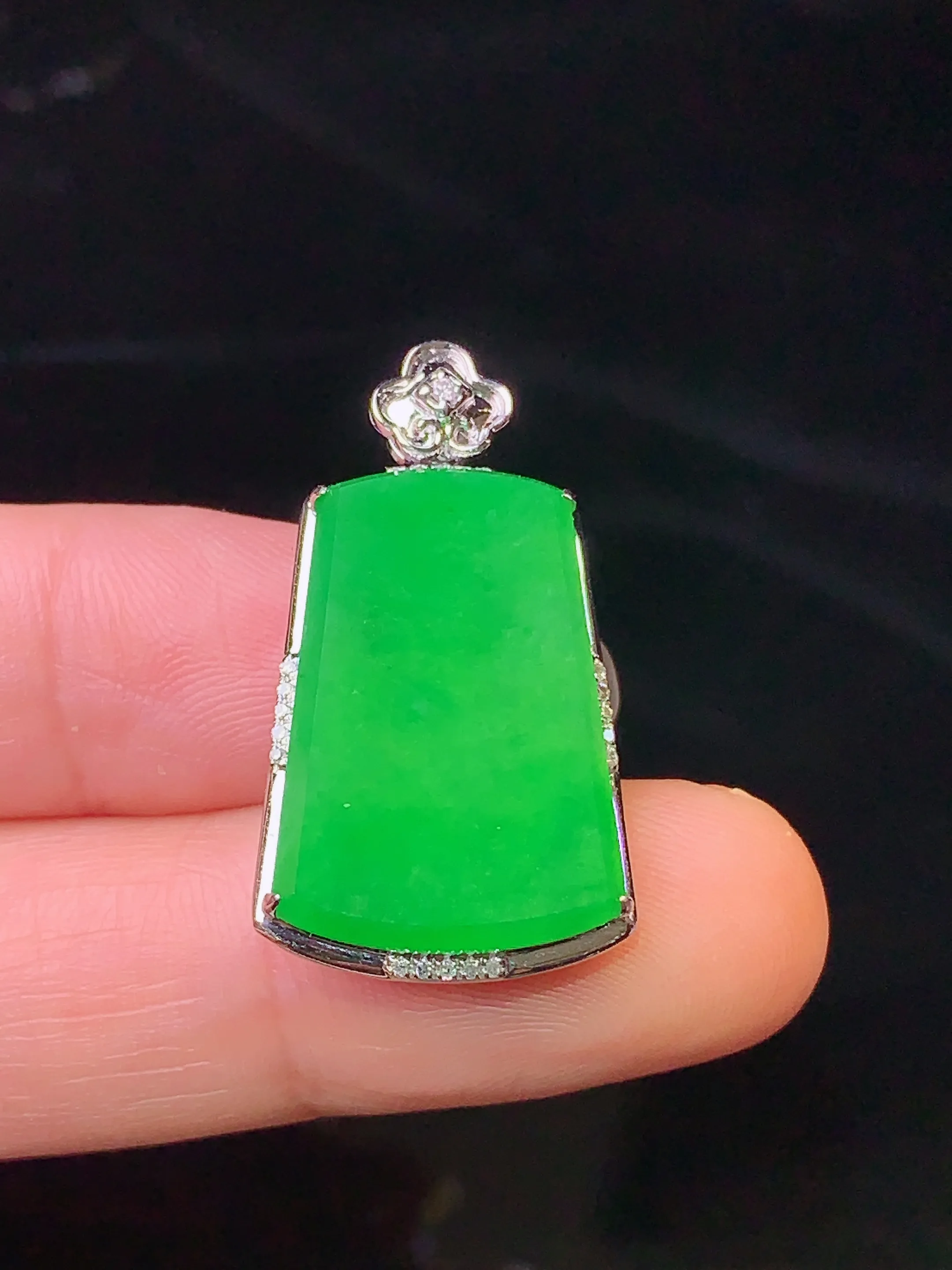 18k金钻镶嵌翠绿无事牌吊坠 玉质细腻 色泽清新艳丽 整体尺寸28.8*16*6.6