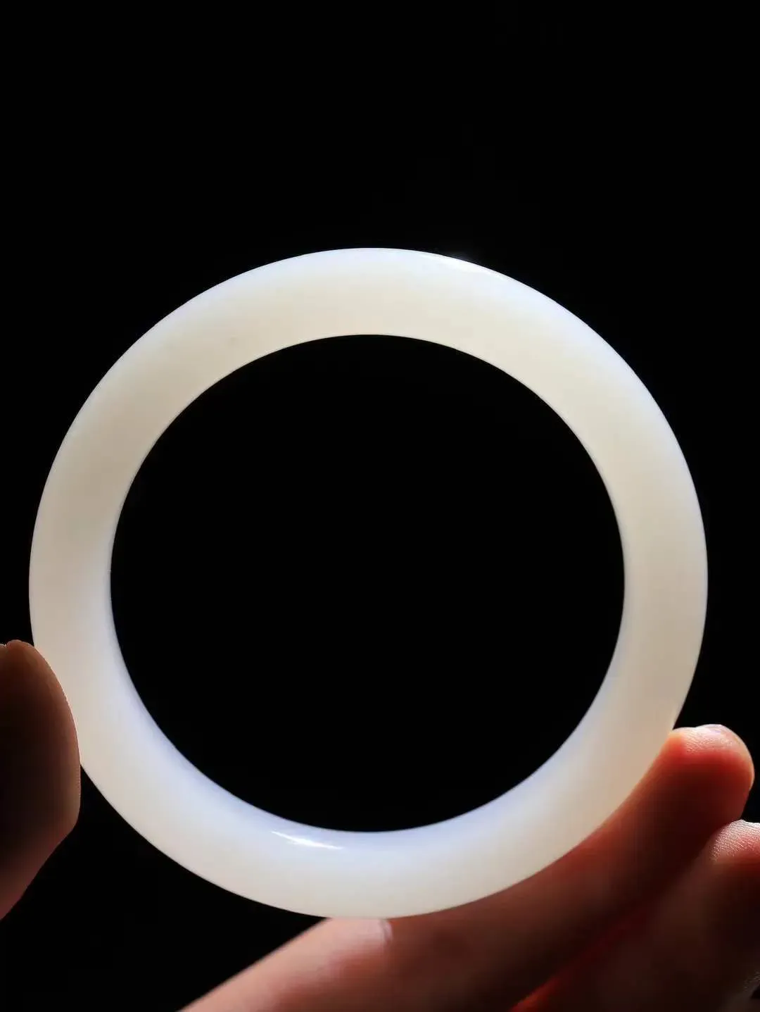 （一见倾心.手镯）

精品和田玉白玉手镯，玉质温润细腻 油性十足 手感舒适，高华雅逸，线条流畅，简约大气，美自天成，素雅高贵。佩戴于腕间，婉约之美，举手投足间透出那低调奢华。重56.4克 尺寸57-12.2-9.2mm161151230T