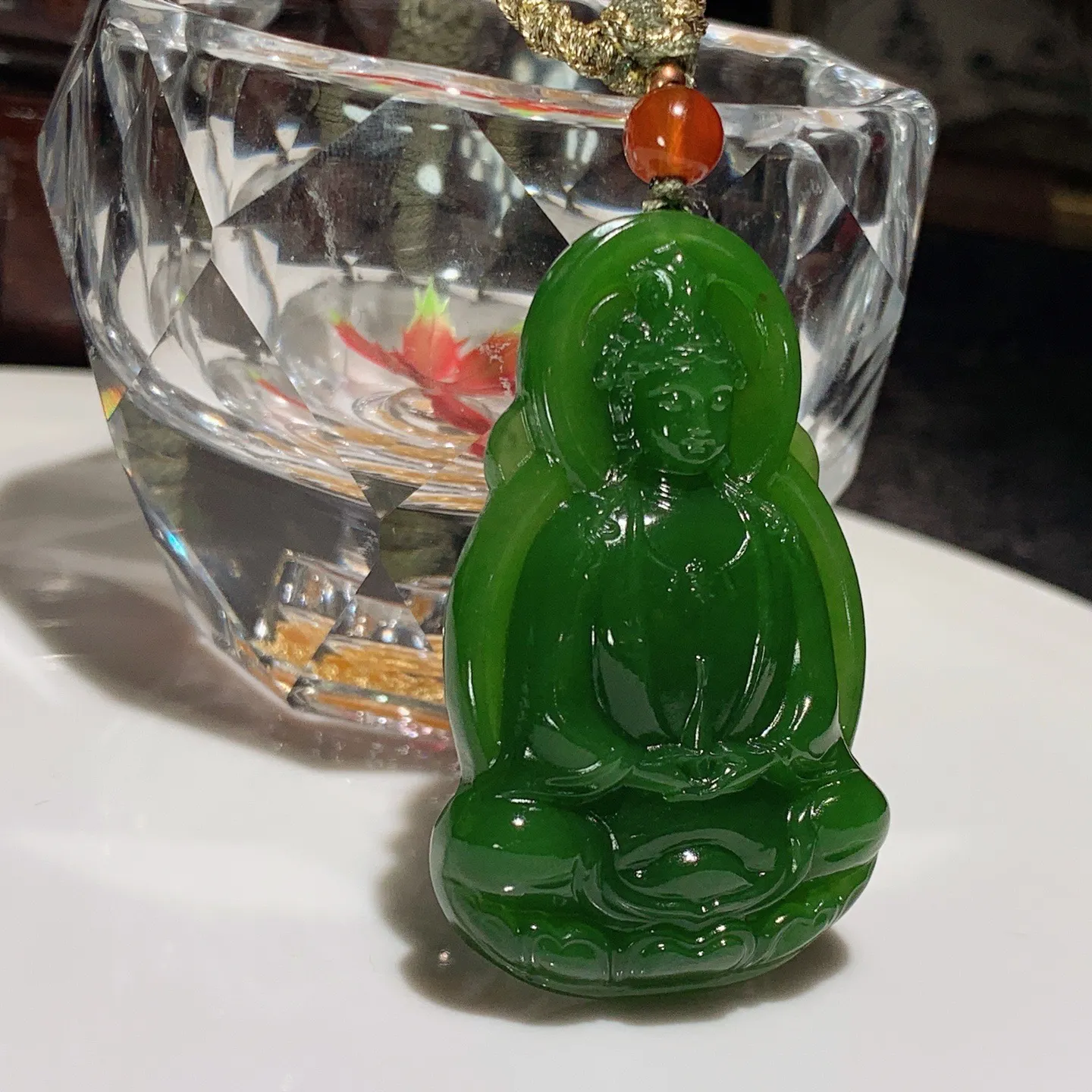 和田玉鲜阳绿俄罗斯碧玉坐莲观音挂件。尺寸47/29/8重17.1克。玉质细腻油润。手推出油。佩戴高端典雅。lt251111