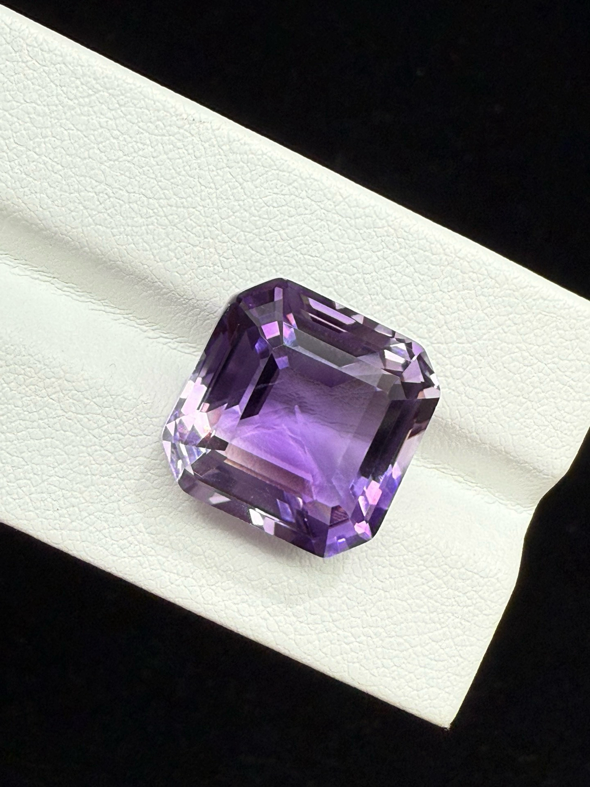 15.985ct天然紫水晶裸石，尺寸14.9*14.8*10mm，颜色美艳 ，晶体通透，火彩足
