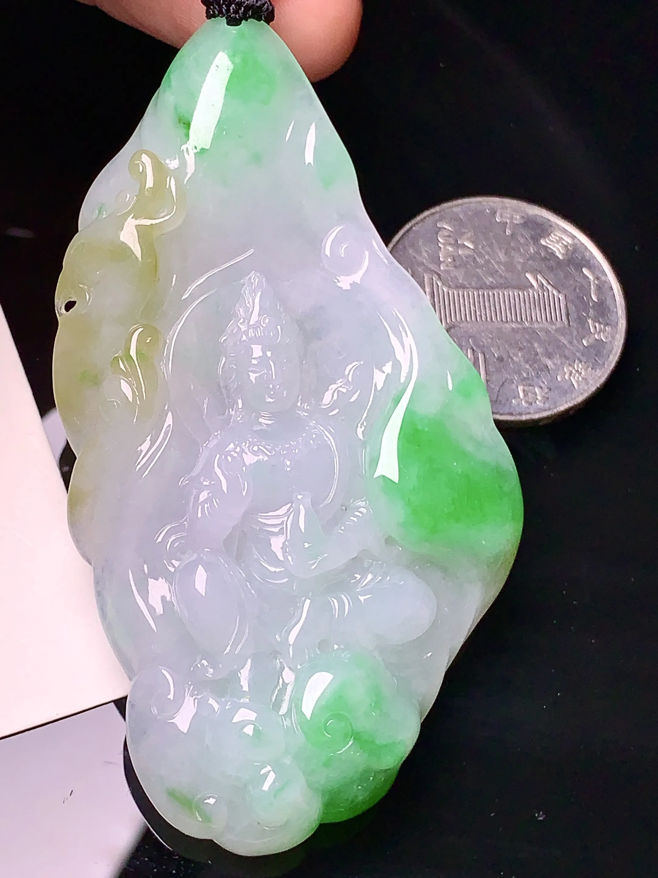 飘黄绿观音菩萨吊坠 玉质细腻 色泽清新艳丽 整体尺寸69.5*38.5*10.5