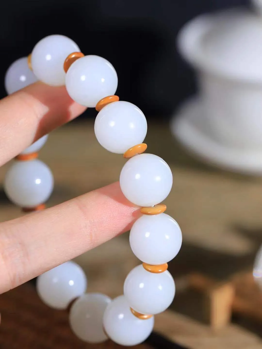 【珠圆玉润.手串】

收藏级臻品️和田玉白玉珠圆玉润手串 玉质温润细腻  整串打磨圆润，佩戴舒适。珠珠落玉盘，间关莺语花底滑，一生美好时光，无论身在何处，都有它相伴相守。事事顺遂，幸福美满，吉祥如意。重84.5克 尺寸取一16.2mm  FDA-221101133