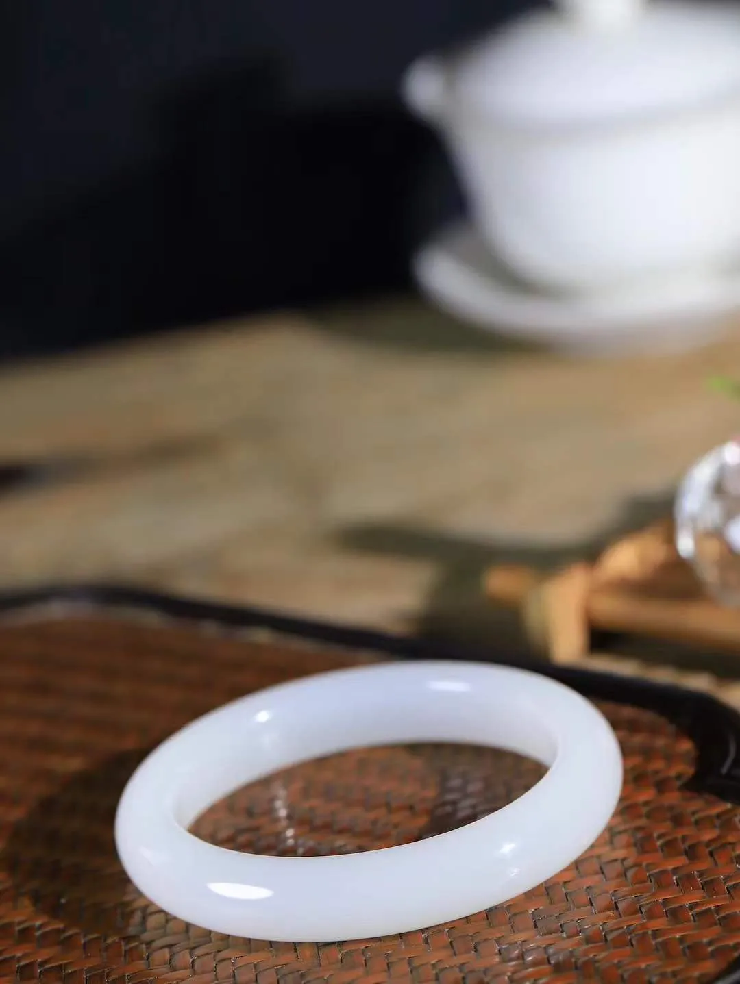 （一见倾心.手镯）

精品和田玉白玉手镯，玉质温润细腻 油性十足 手感舒适，高华雅逸，线条流畅，简约