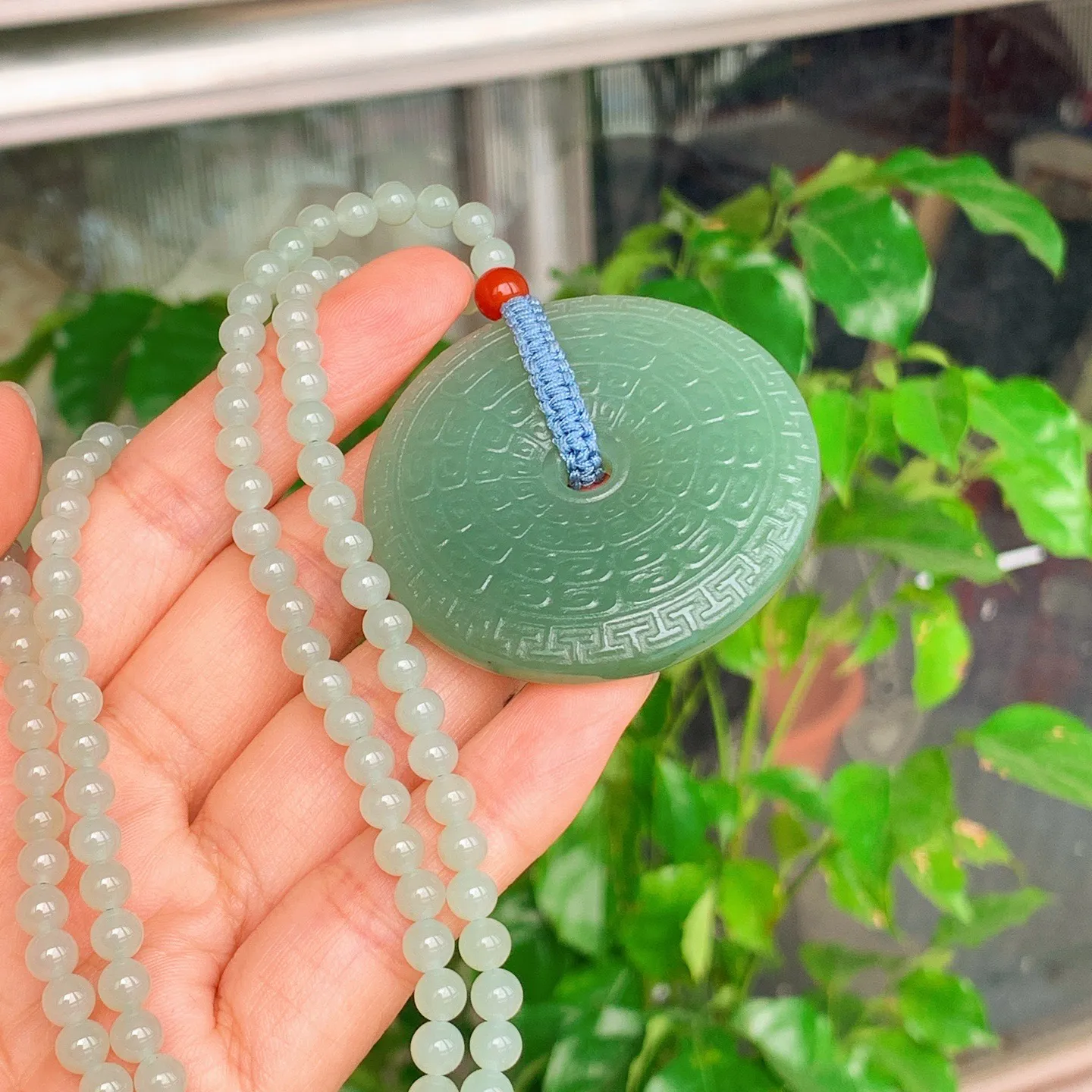 新疆和田玉且末蓝回纹平安扣挂件。尺寸49/9重65.4克。玉质细腻油润。手推出油。佩戴高端典雅。lt251112