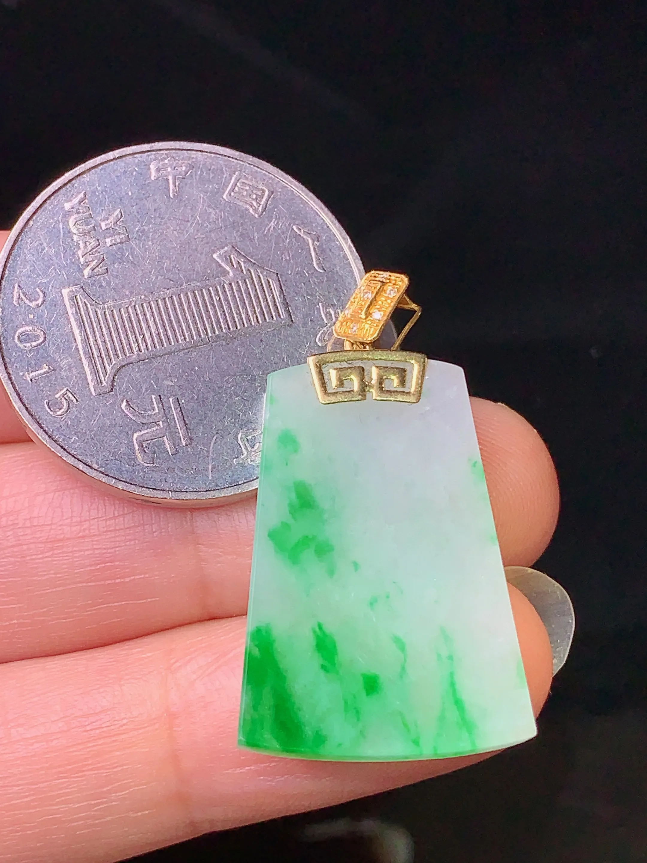 18k金钻镶嵌飘绿无事牌吊坠 玉质细腻 色泽艳丽 整体尺寸31.3*17.6*2.8