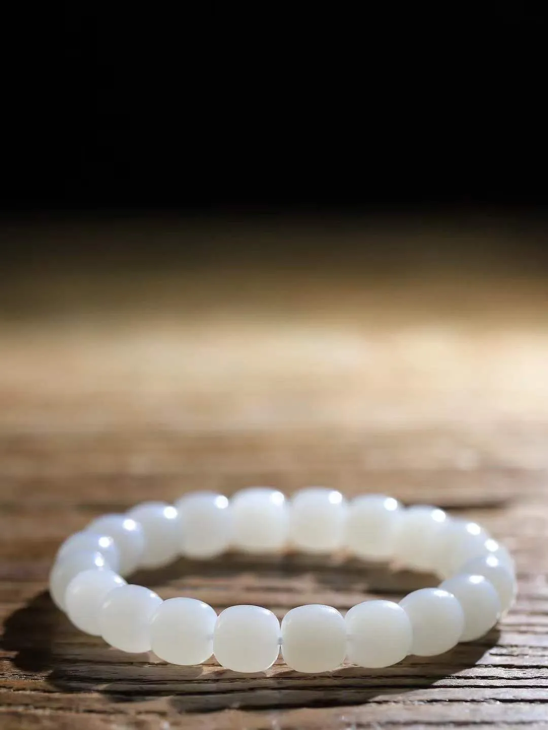 （老型珠.手串）

精品 和田玉白玉老型珠手串，玉质细腻油润 饱满光滑 质朴无华，悠远简单，人心境界远，百世修炼深，心灵常驻善意持，觉悟人生百世修。
重36克    尺寸取一9.6-10.1mm    101101100A