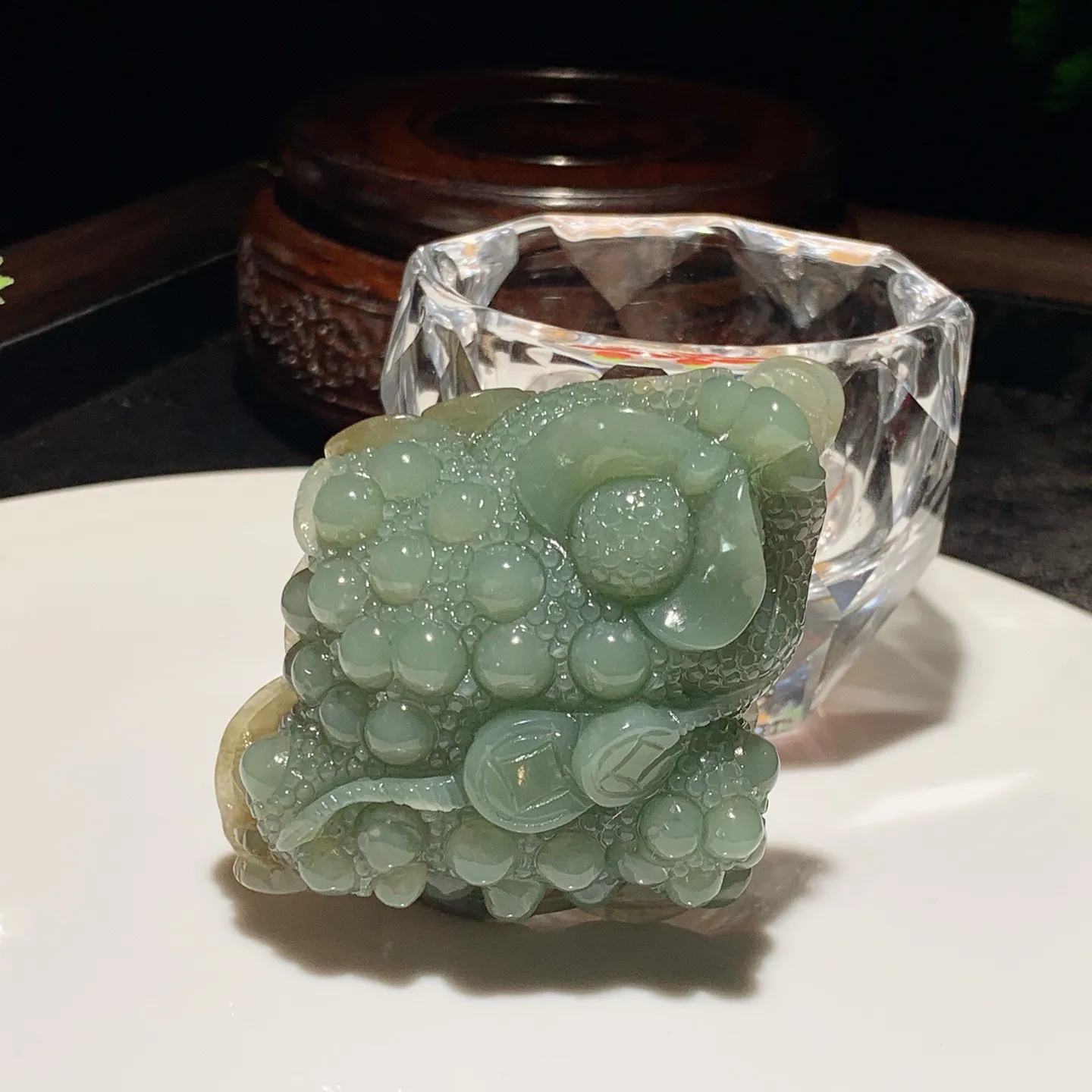 新疆且末糖富贵缠身金蟾把件。尺寸68/55/28重108克。玉质细腻油润。手推出油。佩戴高端典雅。lt251111