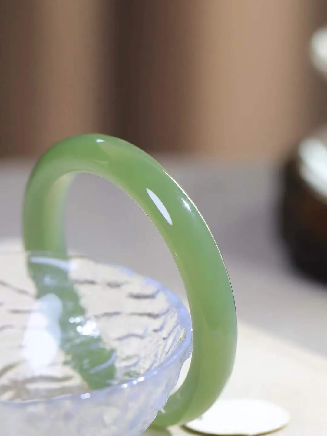 【温润于心.手镯】

精品和田玉晴水手镯，如晴水般清澈，似晴空般纯净。每一缕纹理都诉说着大自然的馈赠，温润细腻，触手生温。佩戴它，仿佛将一片宁静的晴水湖戴在腕间，优雅从容，气质非凡。重45克  尺寸56-11.5-8.3mm  891151153T