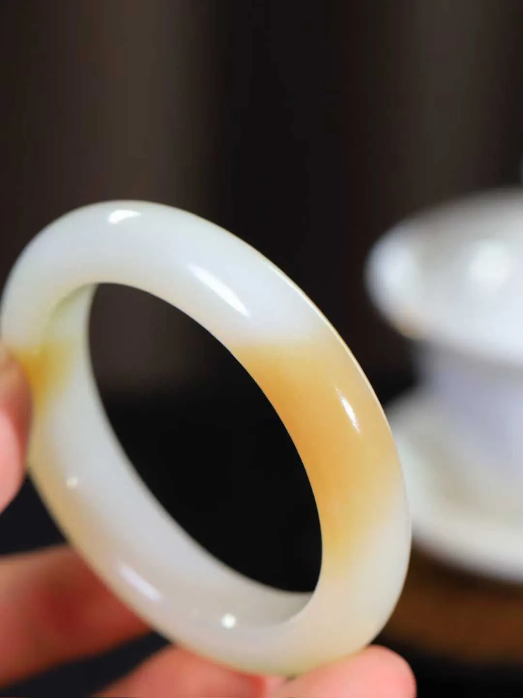 一套 【腕间柔情.套镯】   

收藏级️和田玉糖白玉手镯套装 玉质温润细腻 油性十足 古朴秀雅 轻抚岁月的栏杆软香温玉，腕间玉镯轻轻晃动，令人情动心间，撷一缕月末的芬芳，把心思铺陈，时光静美，惟有你最温柔。共重157.2克  手镯尺寸54-12.9-9.4mm 镯芯尺寸52.7-15.2mm  10110500L