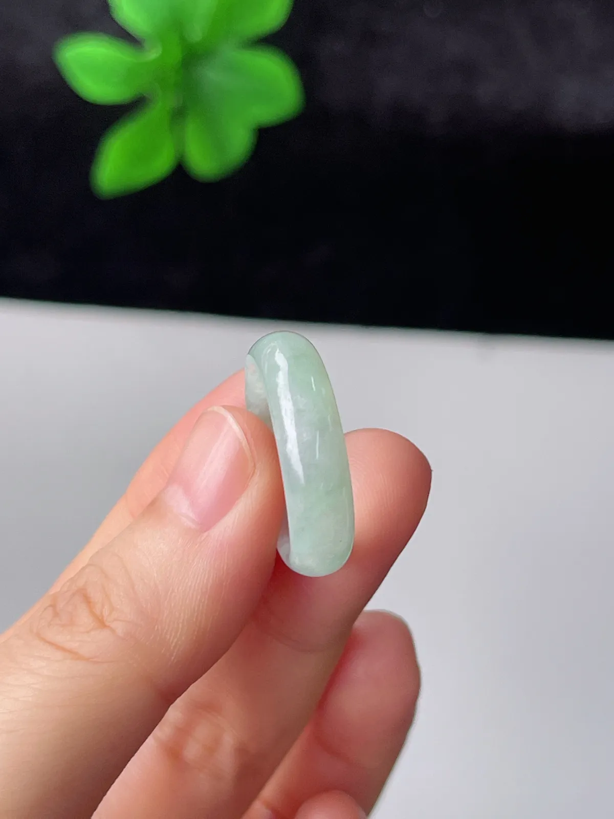 翡翠冰糯种淡绿色戒指指环