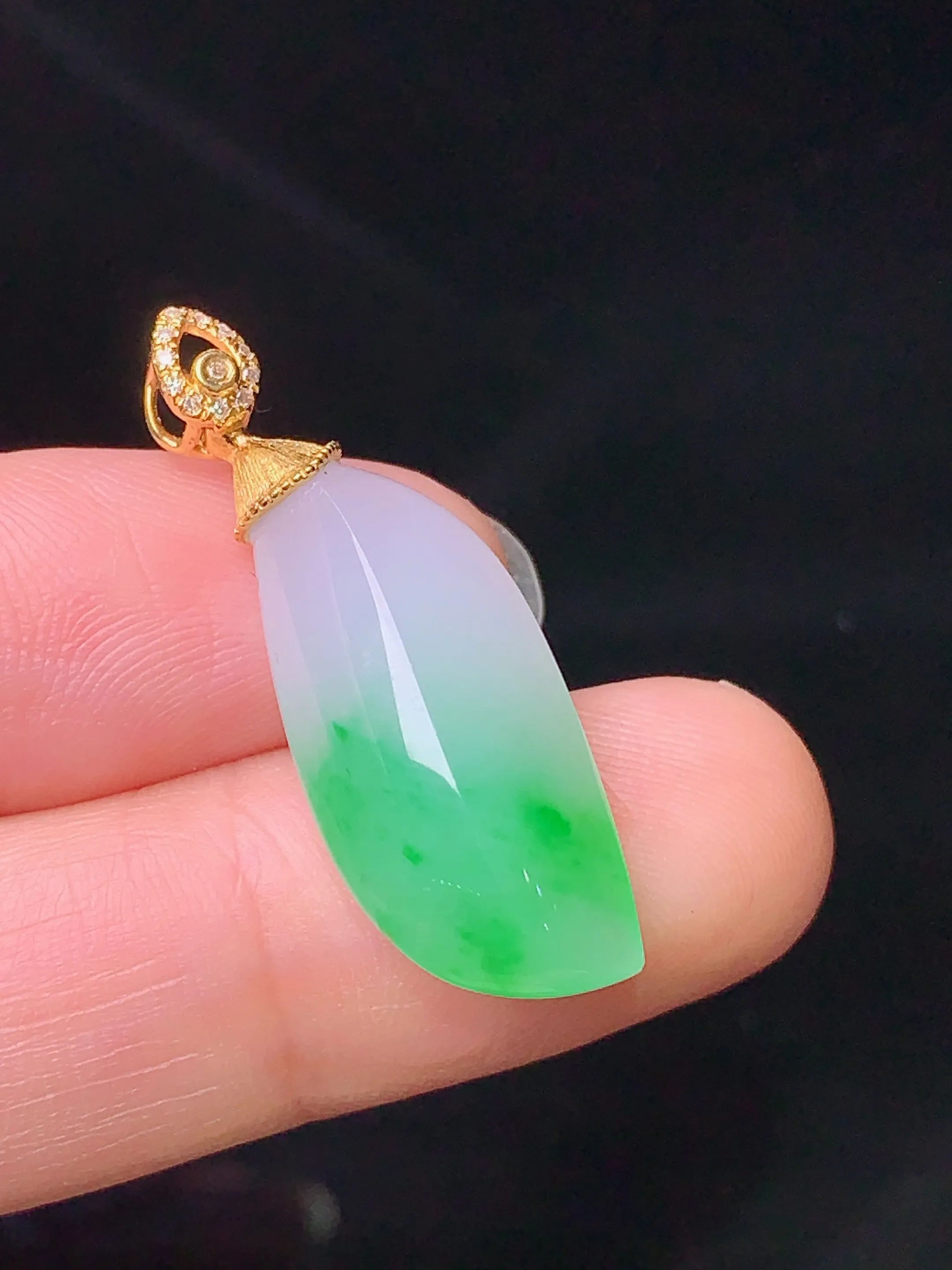 18k金钻镶嵌飘绿随形吊坠 玉质细腻 色泽清新艳丽 整体尺寸31.3*11*7.2