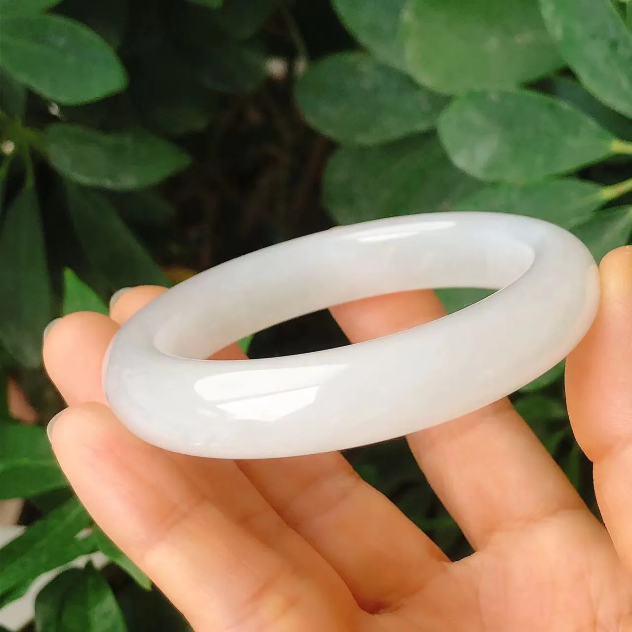 甄品 羊脂白玉手镯和田玉 圈口55/13/8玉质特细腻油润，高脂粉，高品质，萦绕腕间时，古韵不失时尚，素雅不失品味，细腻光滑的触感，使人沉醉，气质高雅