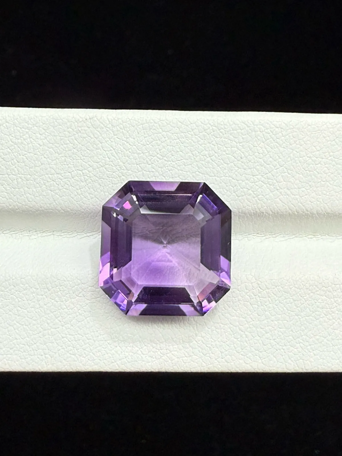 12.24ct天然紫水晶裸石，尺寸14.8*14.8*8.6mm，颜色美艳 ，晶体通透，火彩足