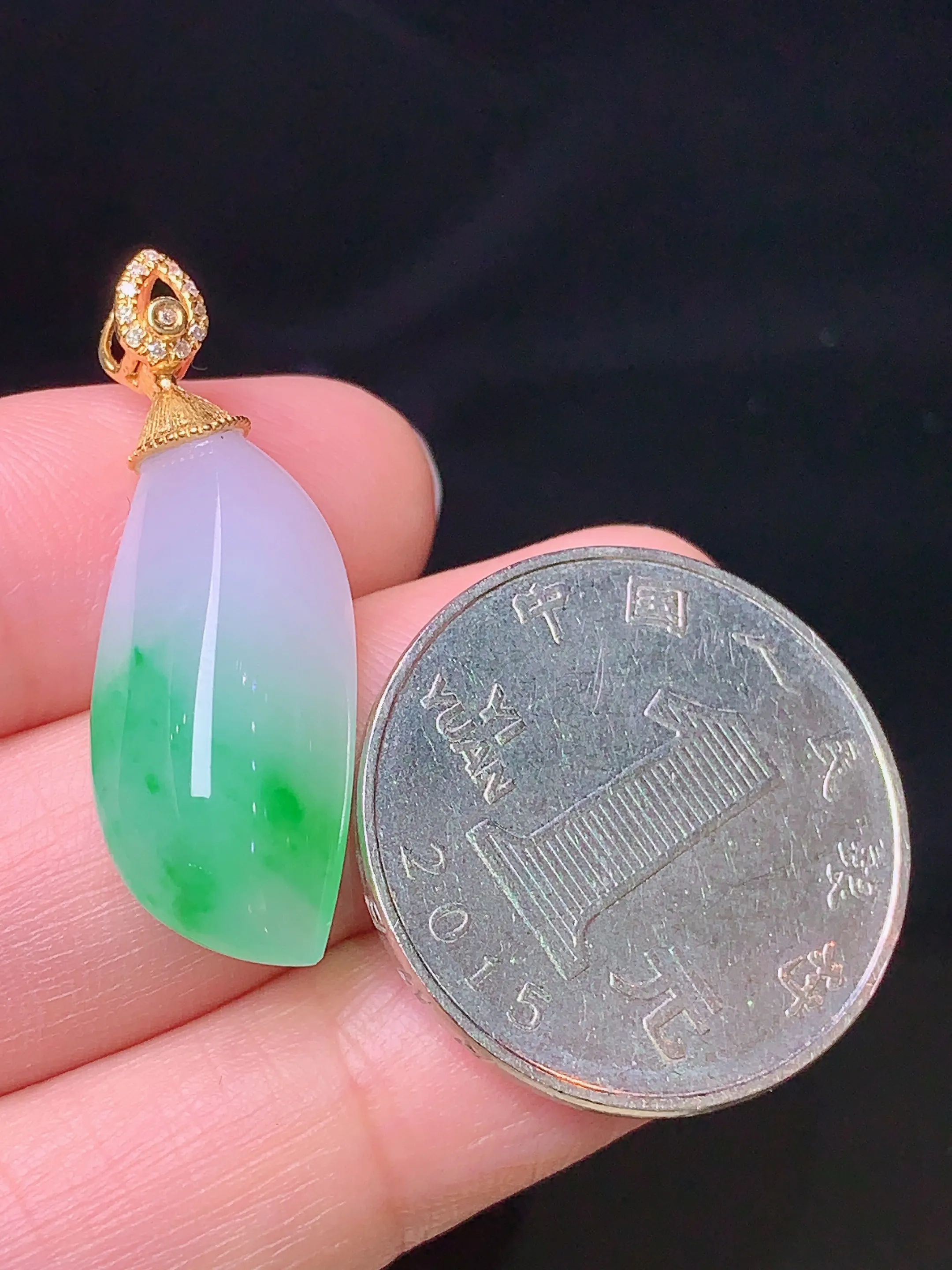 18k金钻镶嵌飘绿随形吊坠 玉质细腻 色泽清新艳丽 整体尺寸31.3*11*7.2
