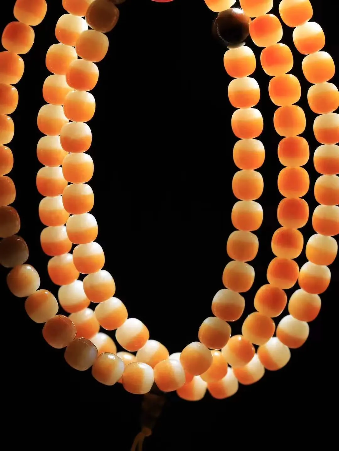 【链.108】

精品️和田玉糖白玉老型珠挂链 玉质温润细腻 油性十足 佩戴舒适。珠珠落玉盘，间关莺语花底滑，一生美好时光，无论身在何处，都有它相伴相守。事事顺遂，幸福美满，吉祥如意。重100克 尺寸取一7.8-8mm FDL-441101233