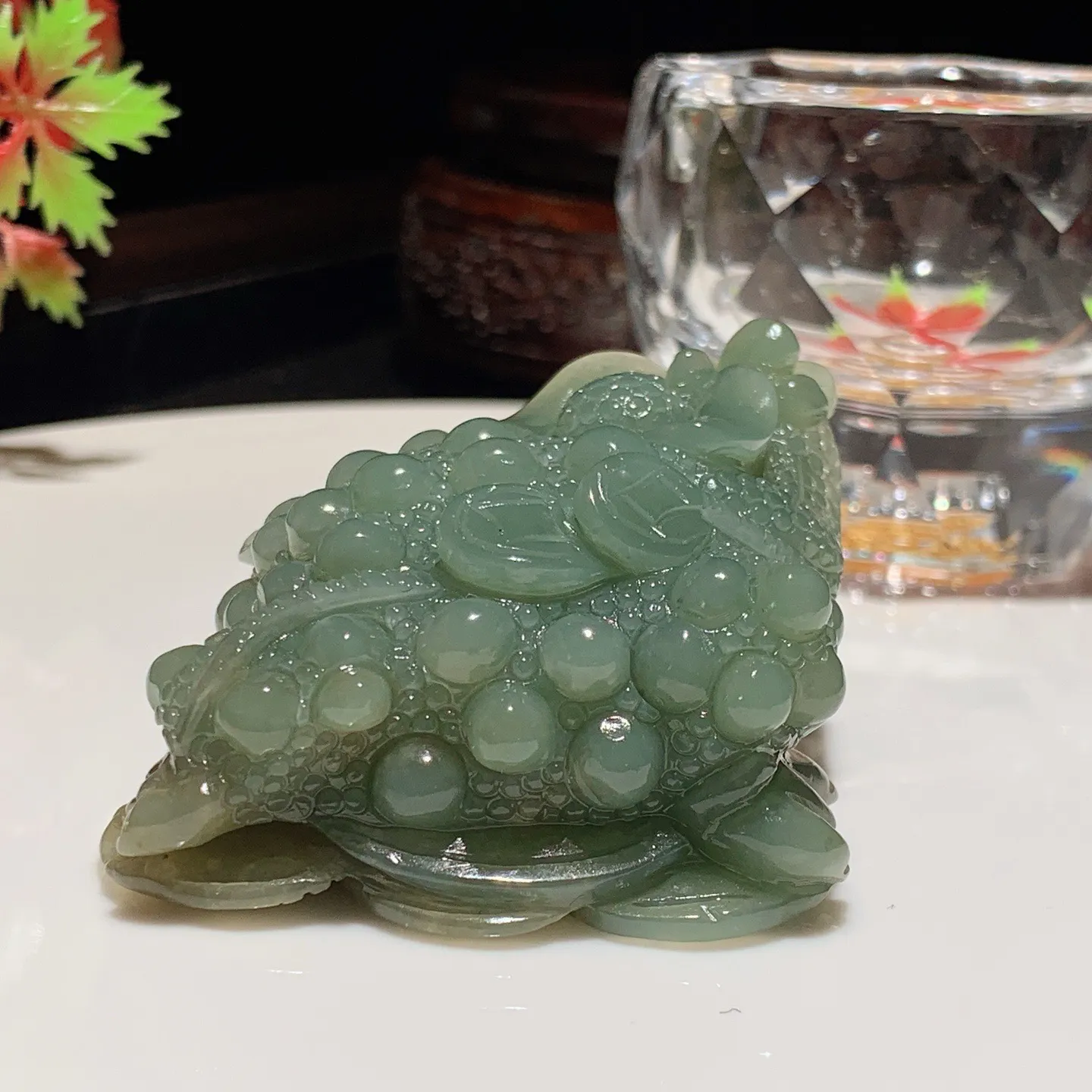 新疆且末糖富贵缠身金蟾把件。尺寸68/55/28重108克。玉质细腻油润。手推出油。佩戴高端典雅。lt251111