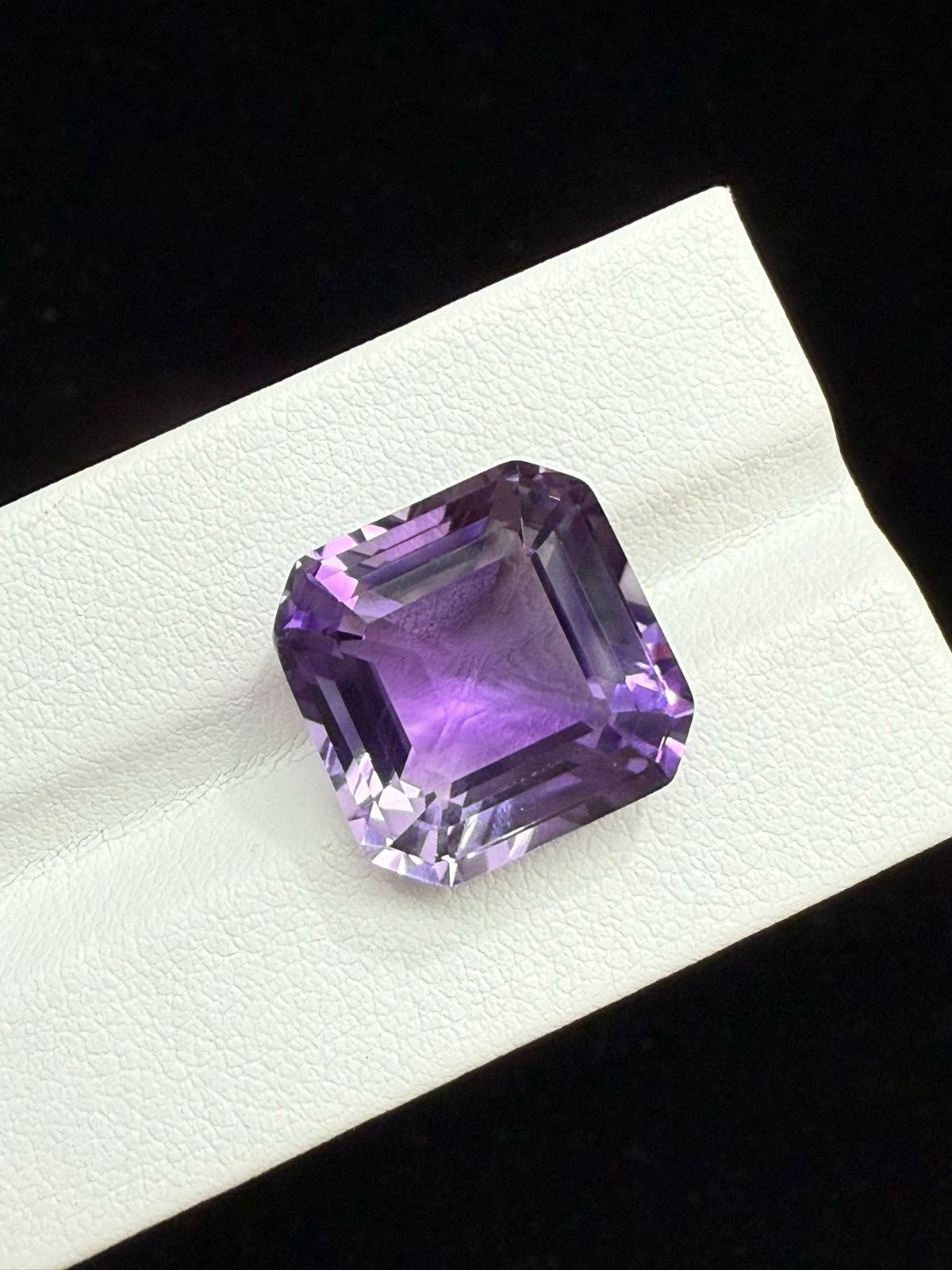 15.985ct天然紫水晶裸石，尺寸14.9*14.8*10mm，颜色美艳 ，晶体通透，火彩足