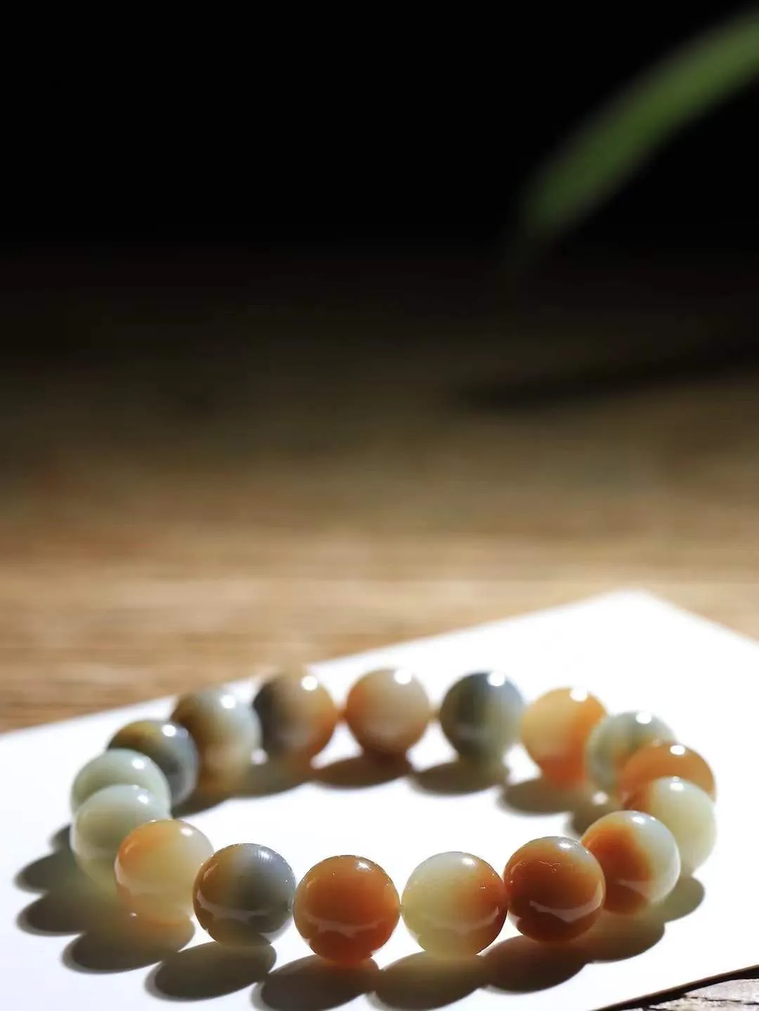 【楼兰三色.手串】

新疆和田楼兰三色珠圆玉润手串 玉质温润细腻  整串打磨圆润，佩戴舒适。珠珠落玉盘，间关莺语花底滑，一生美好时光，无论身在何处，都有它相伴相守。事事顺遂，幸福美满，吉祥如意。重45.4克 尺寸取一12mm  FDA -561151200