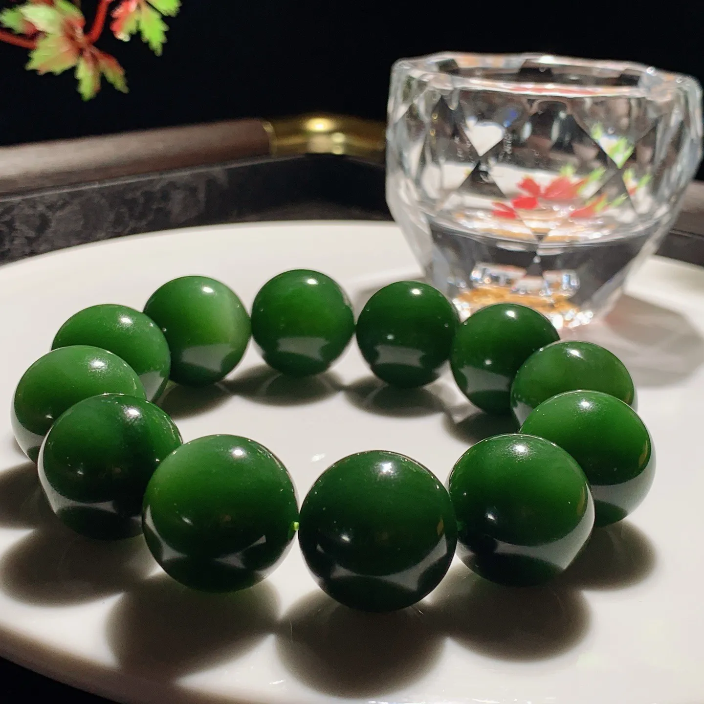 和田玉菠菜绿俄罗斯碧玉圆珠手串。单颗尺寸19重129.5克。玉质细腻油润。手推出油。佩戴高端典雅。lt251112