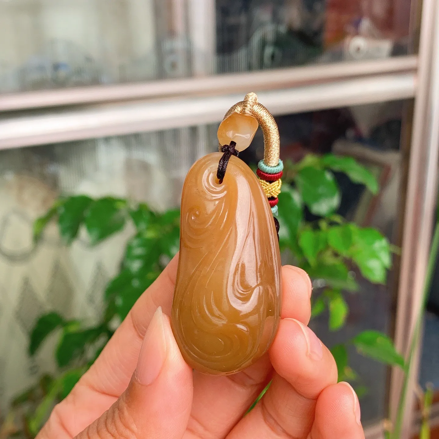 新疆和田玉且末糖如鱼得水随型挂件。尺寸48/24/16重33.5克。玉质细腻油润。手推出油。佩戴高端典雅。lt251112