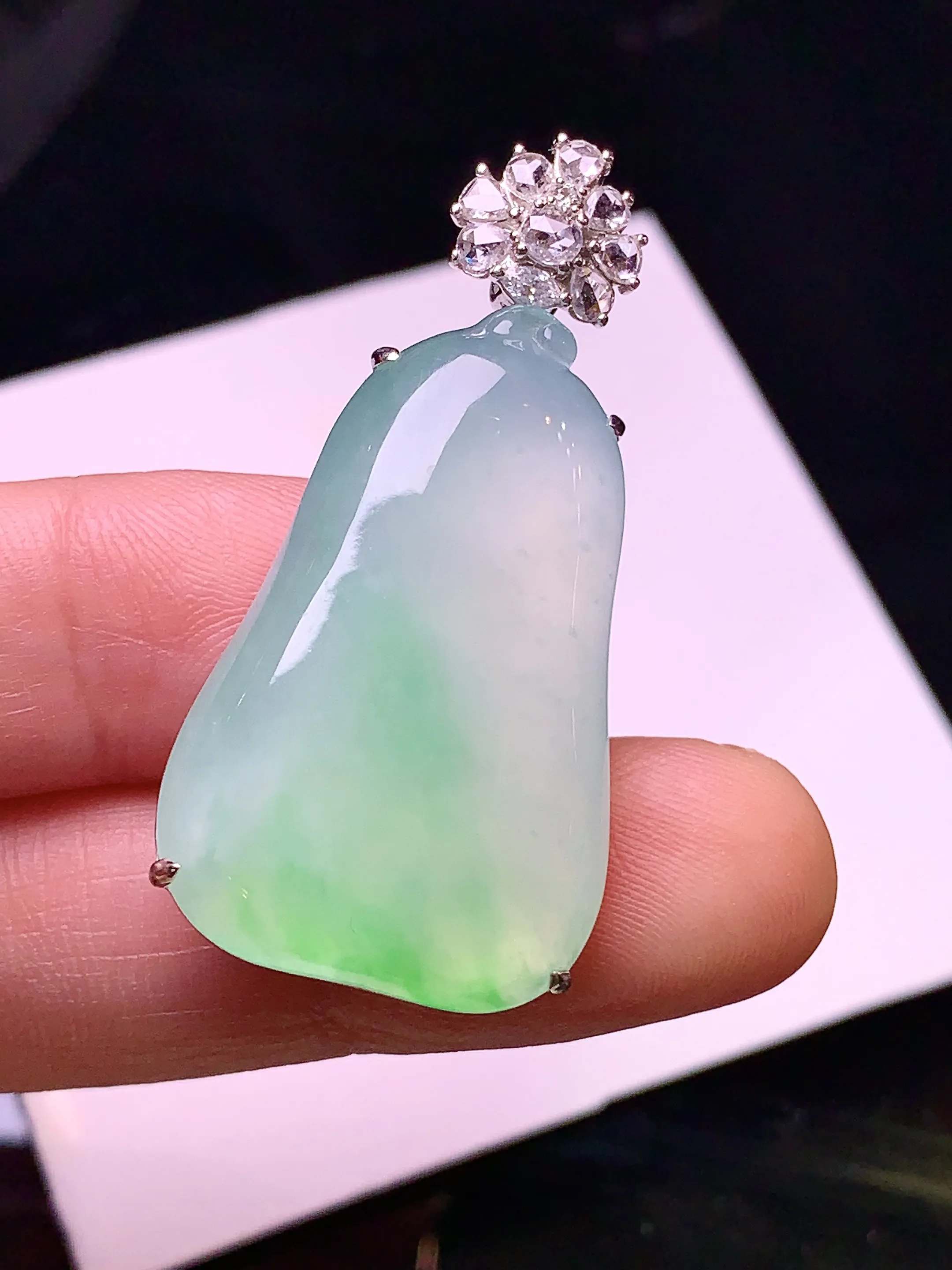 18k金钻镶嵌冰种飘绿福瓜吊坠 玉质细腻 色泽清新艳丽 整体尺寸40*19.6*8.8