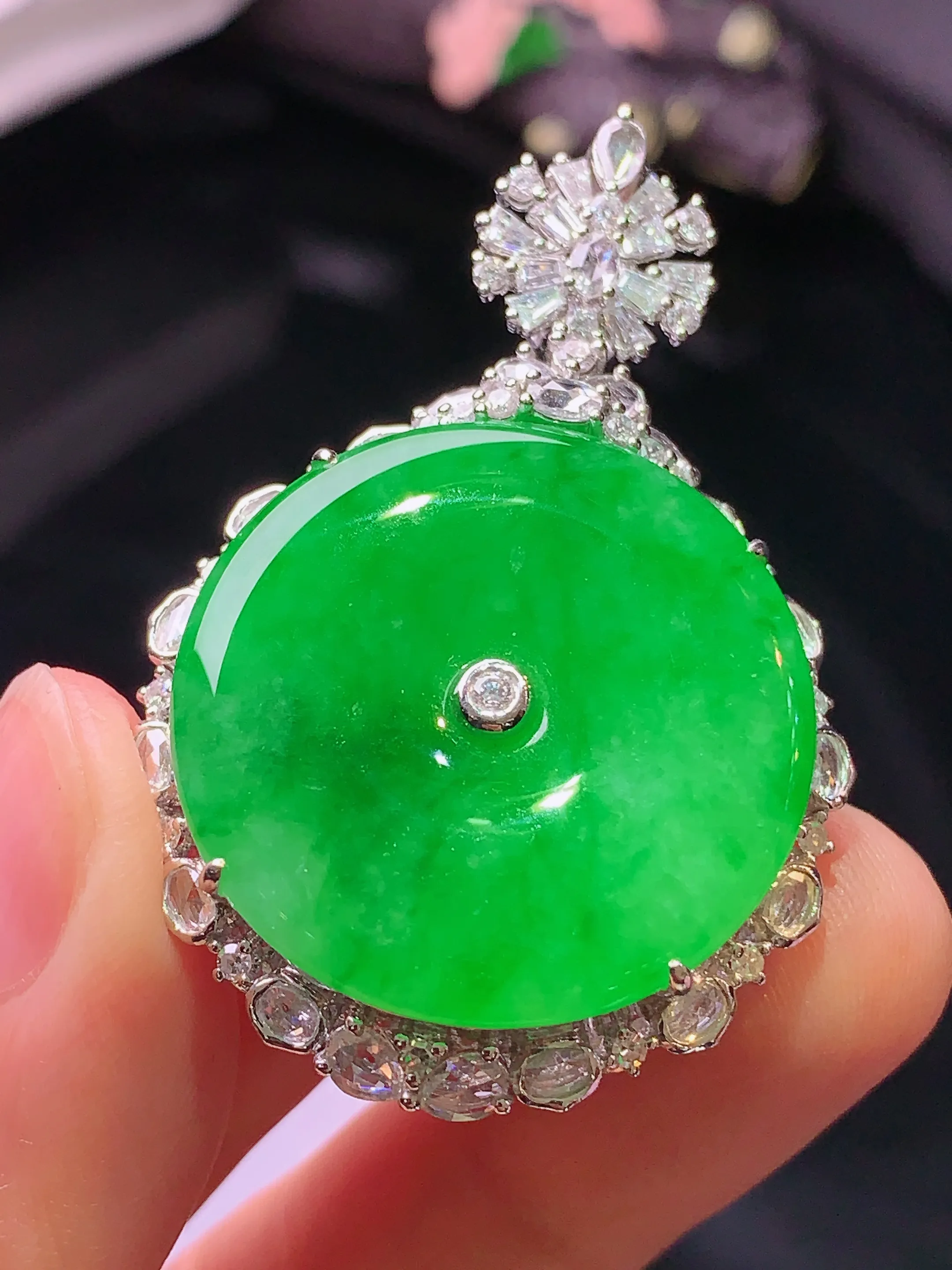 18k金钻镶嵌满绿平安扣吊坠 玉质细腻 色泽清新艳丽 整体尺寸45.8*31.2*13.5