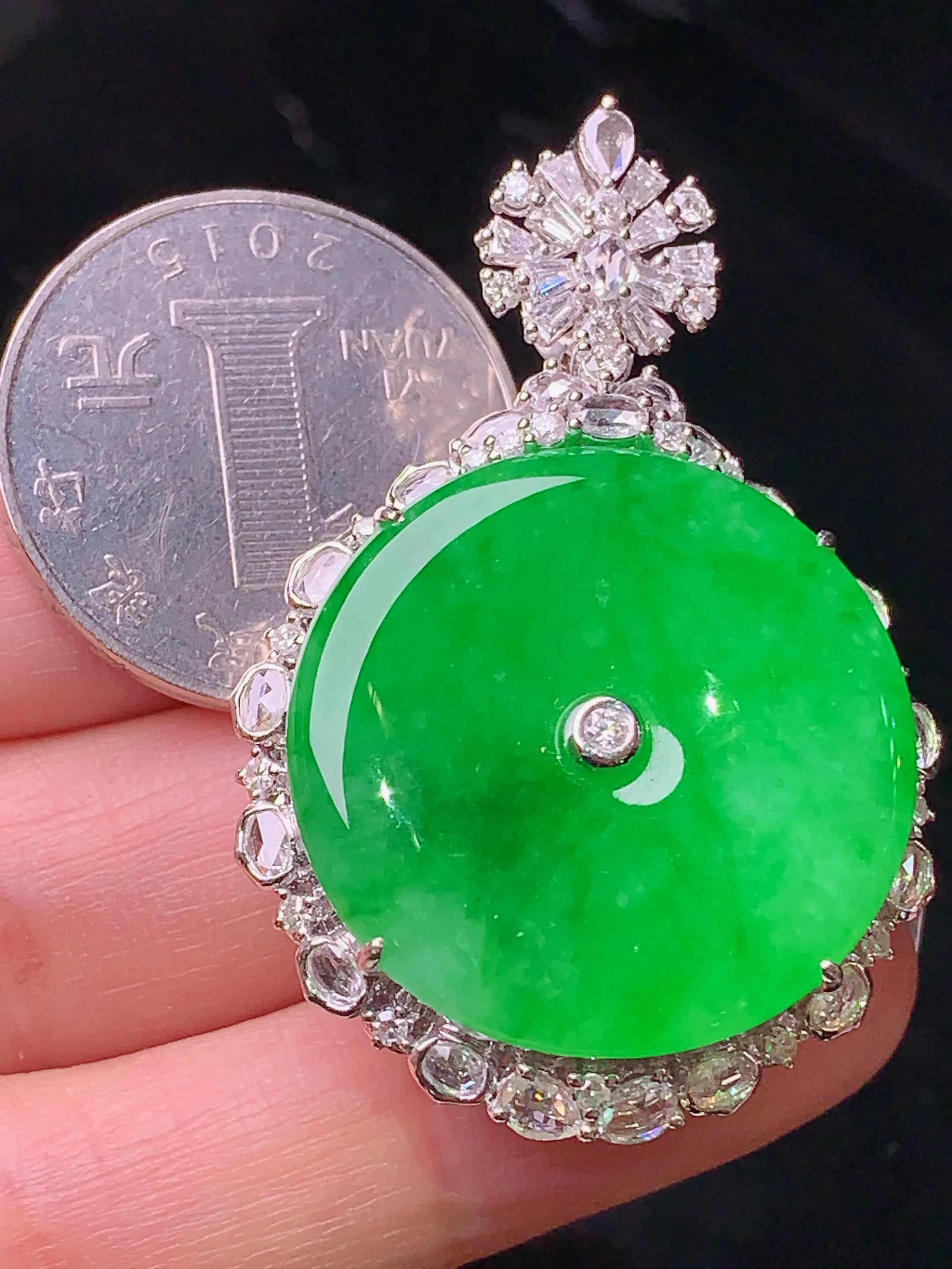 18k金钻镶嵌满绿平安扣吊坠 玉质细腻 色泽清新艳丽 整体尺寸45.8*31.2*13.5