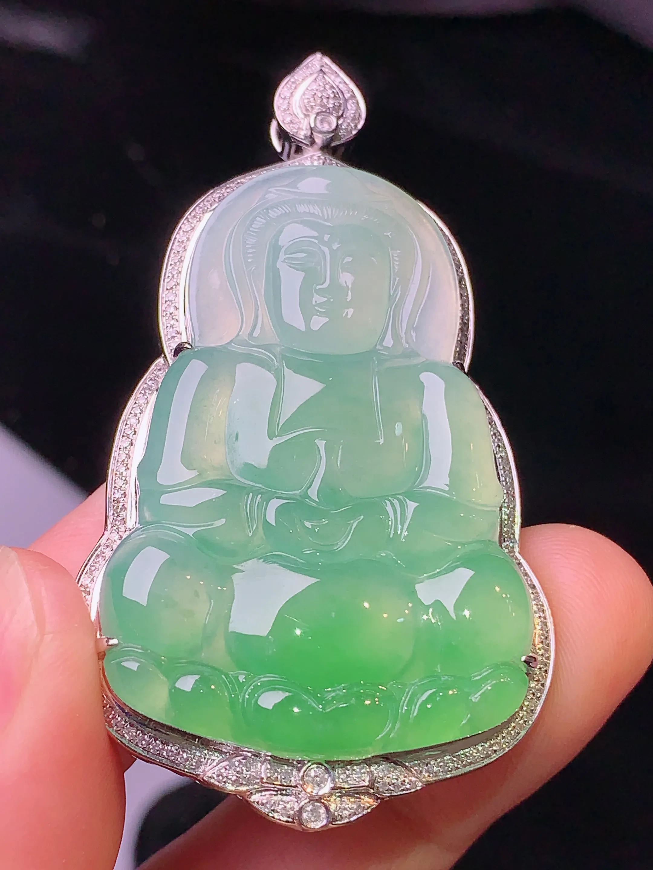 18k金钻镶嵌翠绿观音吊坠 玉质细腻 色泽清新艳丽 整体尺寸57.7*32.5*8.8