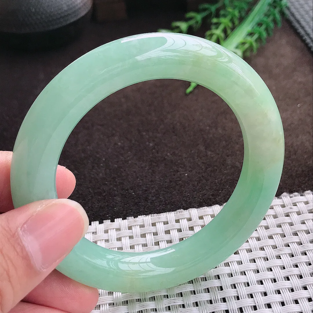 天然a货翡翠54.5/11.2老坑精美温润苹果绿圆条手镯翡翠玉手镯