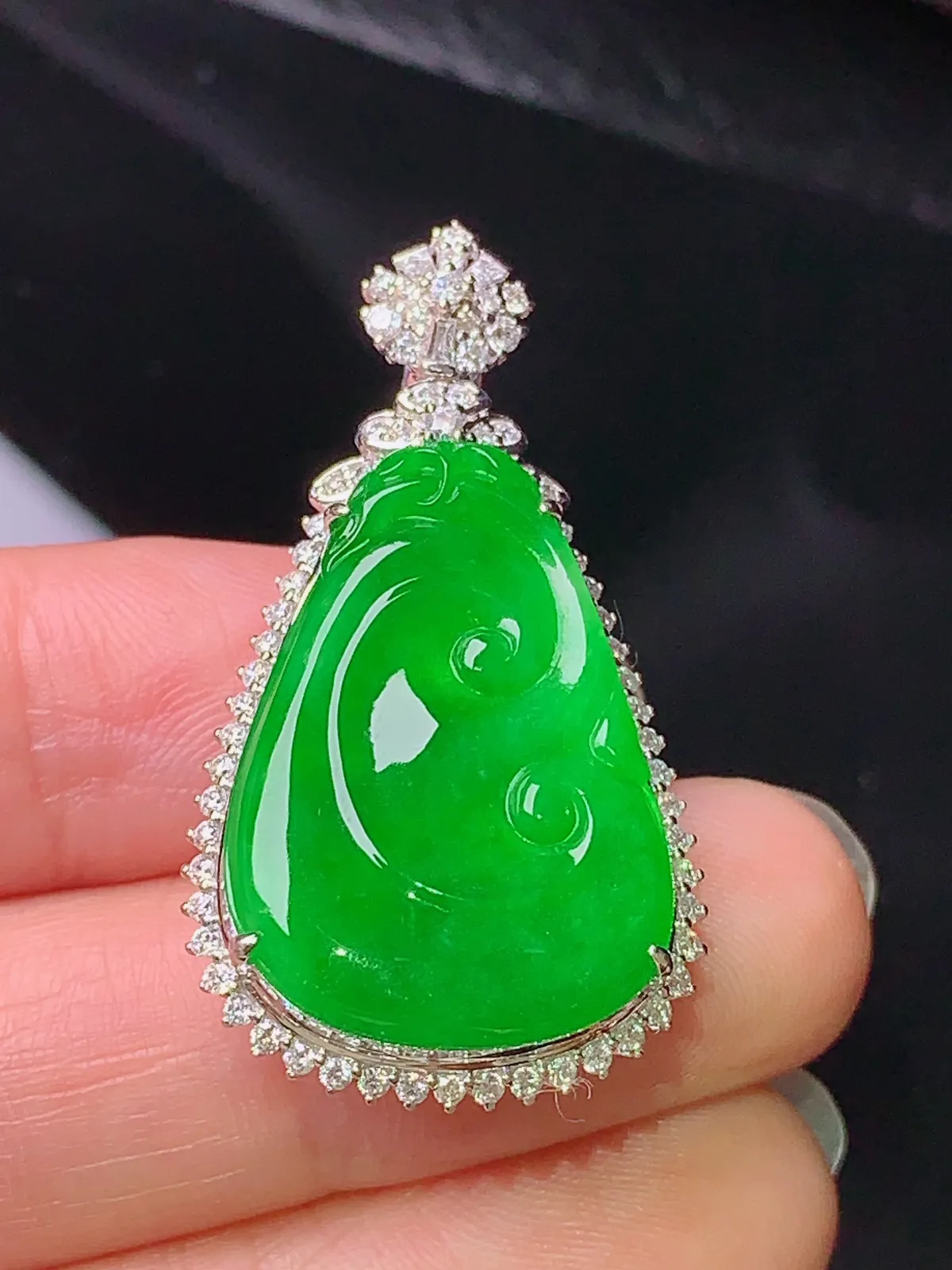 18k金钻镶嵌满绿如意吊坠 玉质细腻 色泽清新艳丽 整体尺寸36.2*19.6*18.2