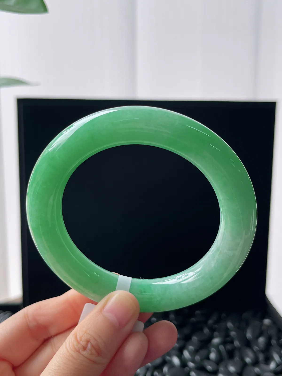 圆镯58.5圈口，翡翠糯化种浅绿色手镯