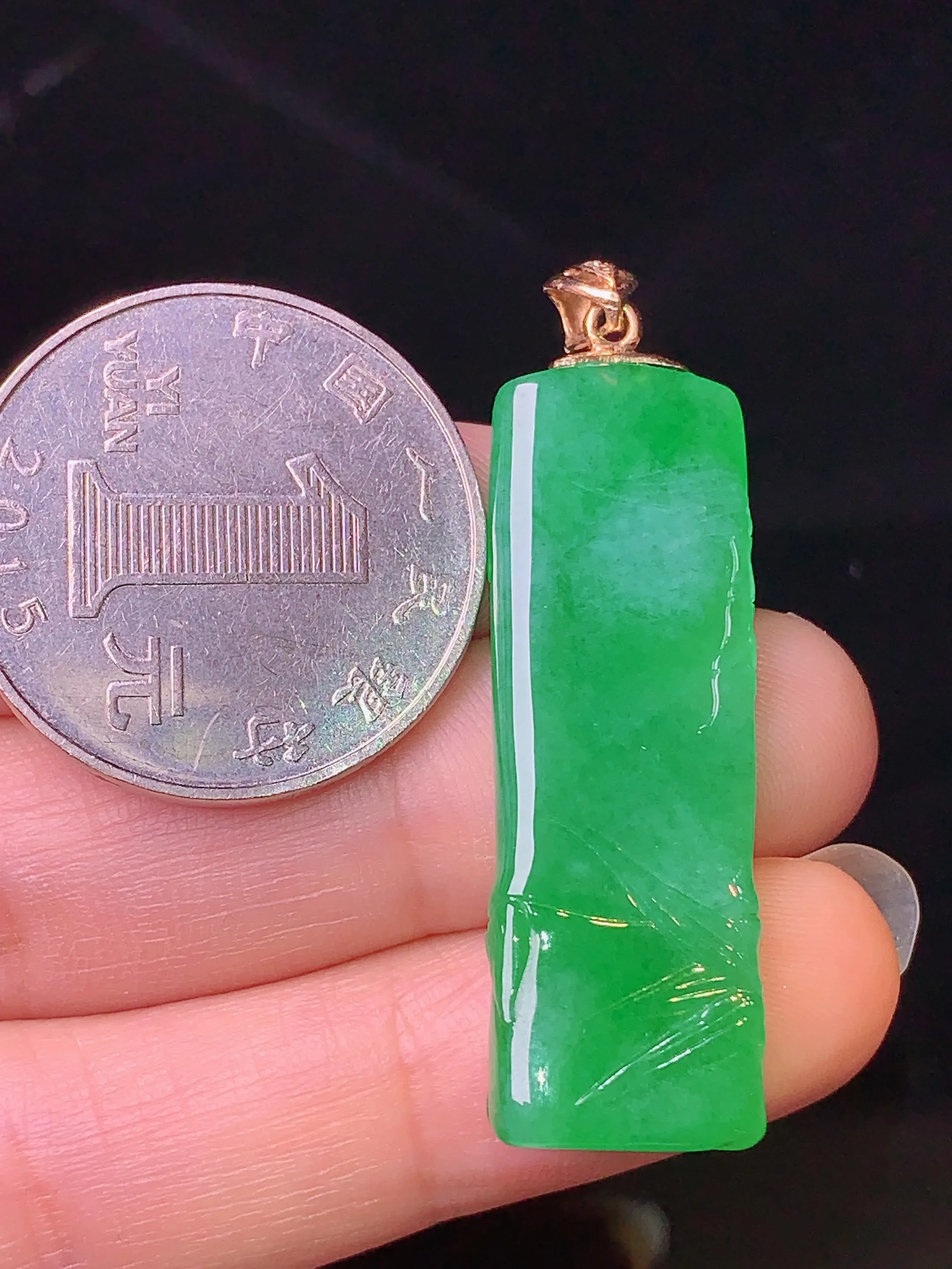 18k金镶嵌翠绿竹节吊坠 玉质细腻 色泽清新艳丽 裸石尺寸38*12.5*4.8