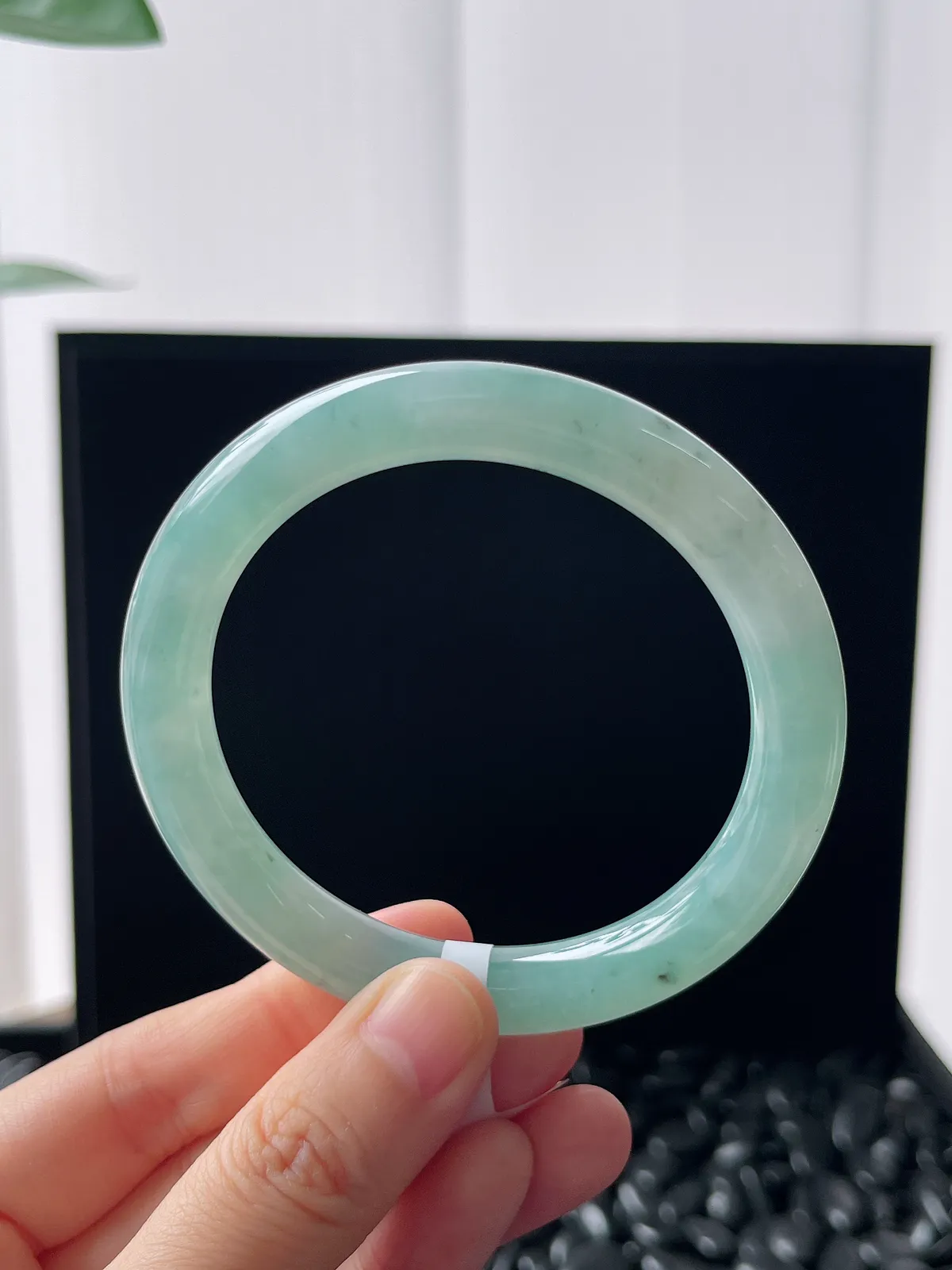 圆镯55圈口，翡翠糯化种淡绿色手镯