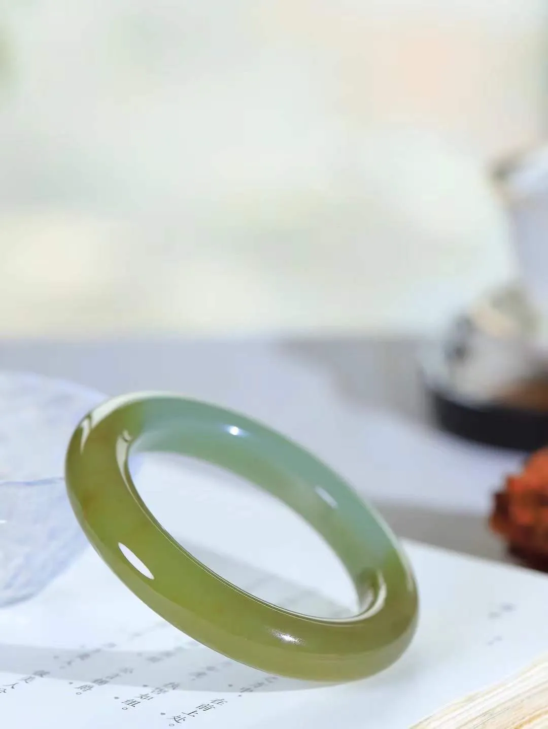 【花样年华·手镯】

新疆和田且末蓝手镯，质地油润细腻，色泽高贵典雅，镯型古朴典雅。在诗情画意的雨巷相遇，你是我腕间的一抹风情，有你眸有深情，清风荡漾湖间静水，我愿俯身低眉，在烟波涟漪处，寻你深情倩影。内径58.5mm尺寸12.6-11.8mm 重84.8克fDT-781151241