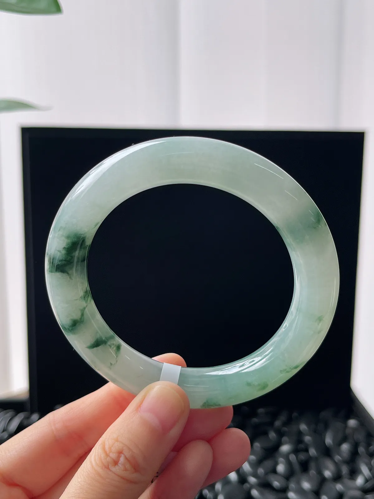 圆镯56.4圈口，翡翠冰糯种淡绿色手镯