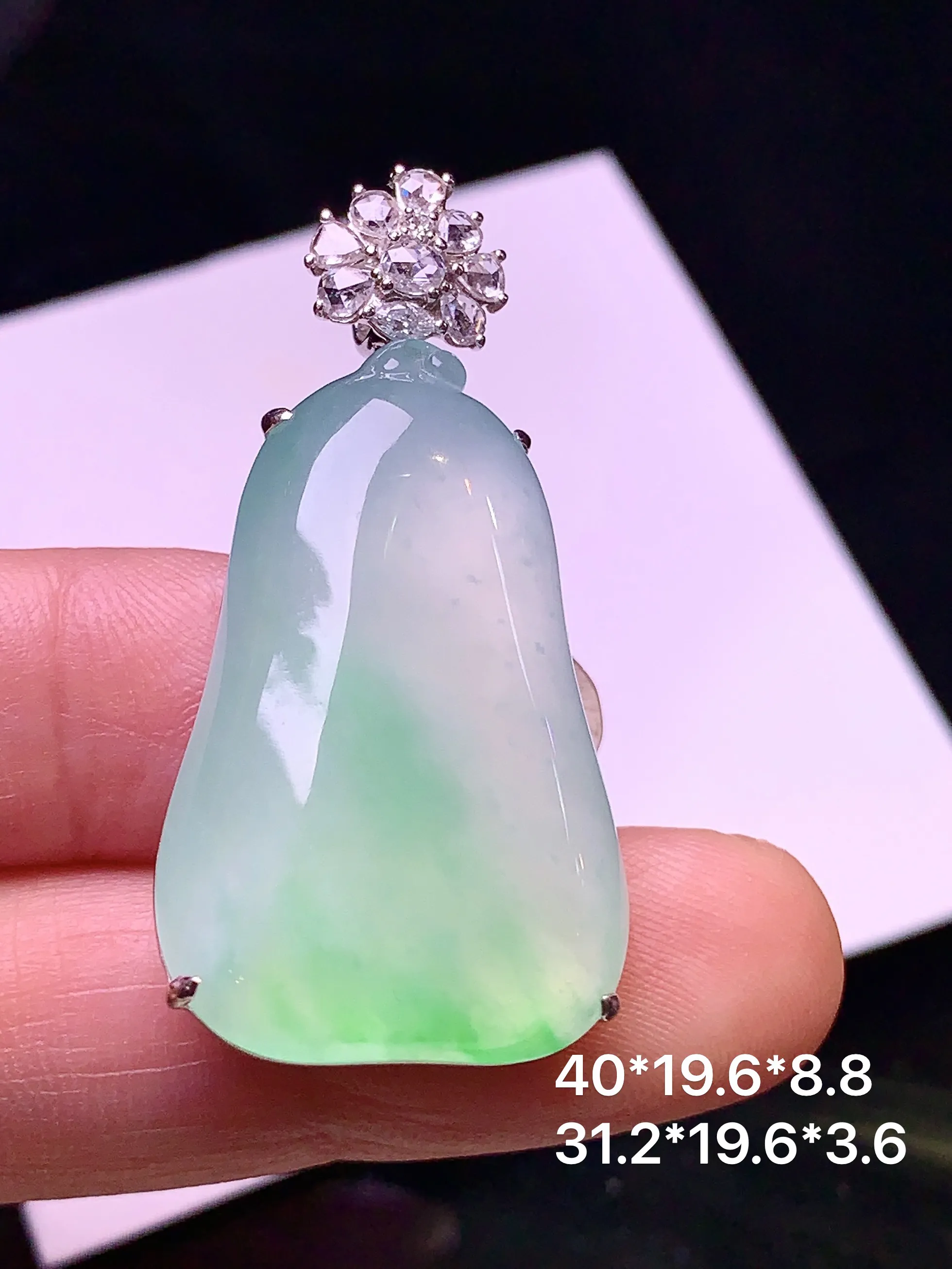 18k金钻镶嵌冰种飘绿福瓜吊坠 玉质细腻 色泽清新艳丽 整体尺寸40*19.6*8.8
