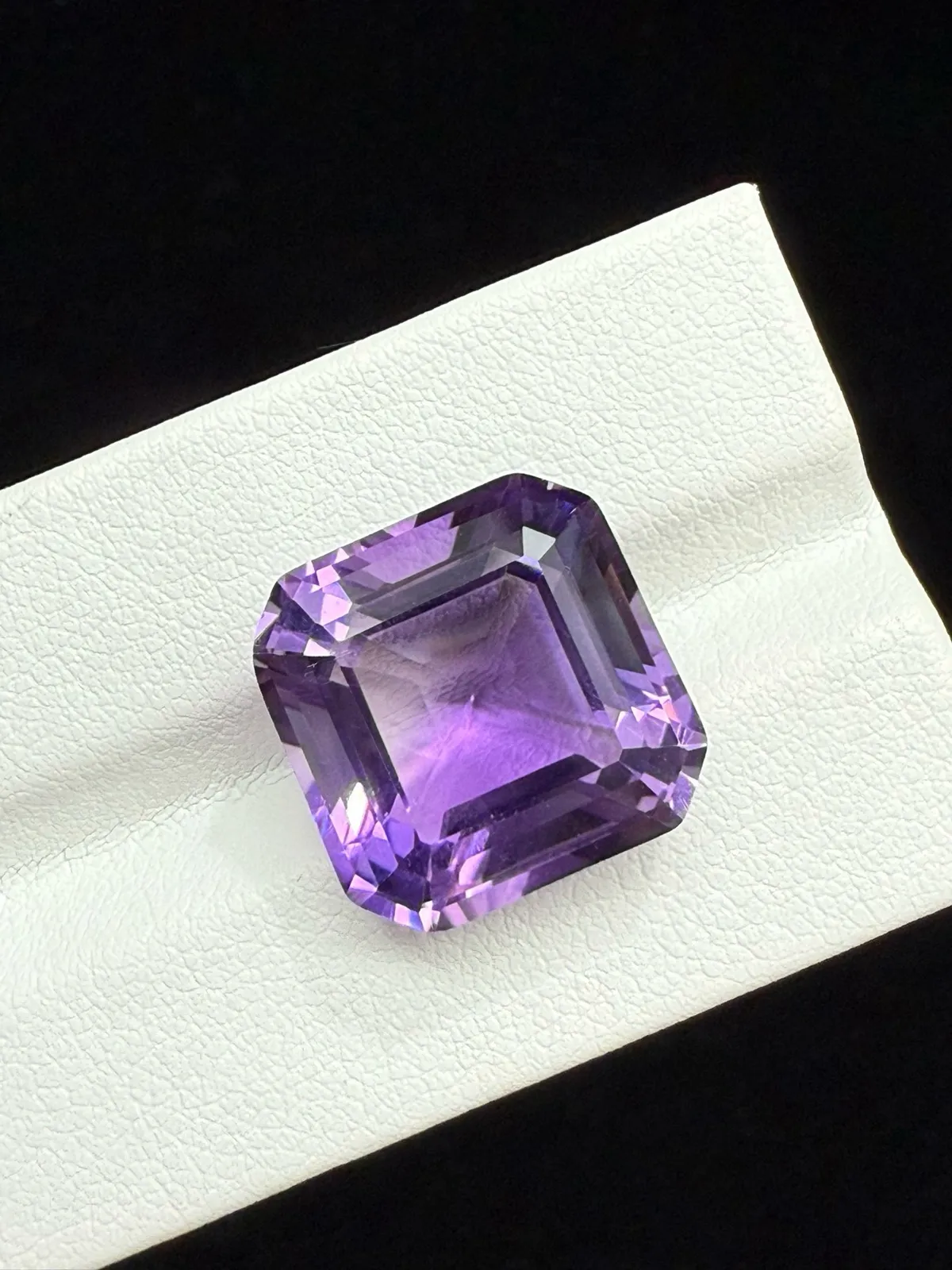 15.86ct天然紫水晶裸石，尺寸15*14.9*10mm，颜色美艳 ，晶体通透，火彩足