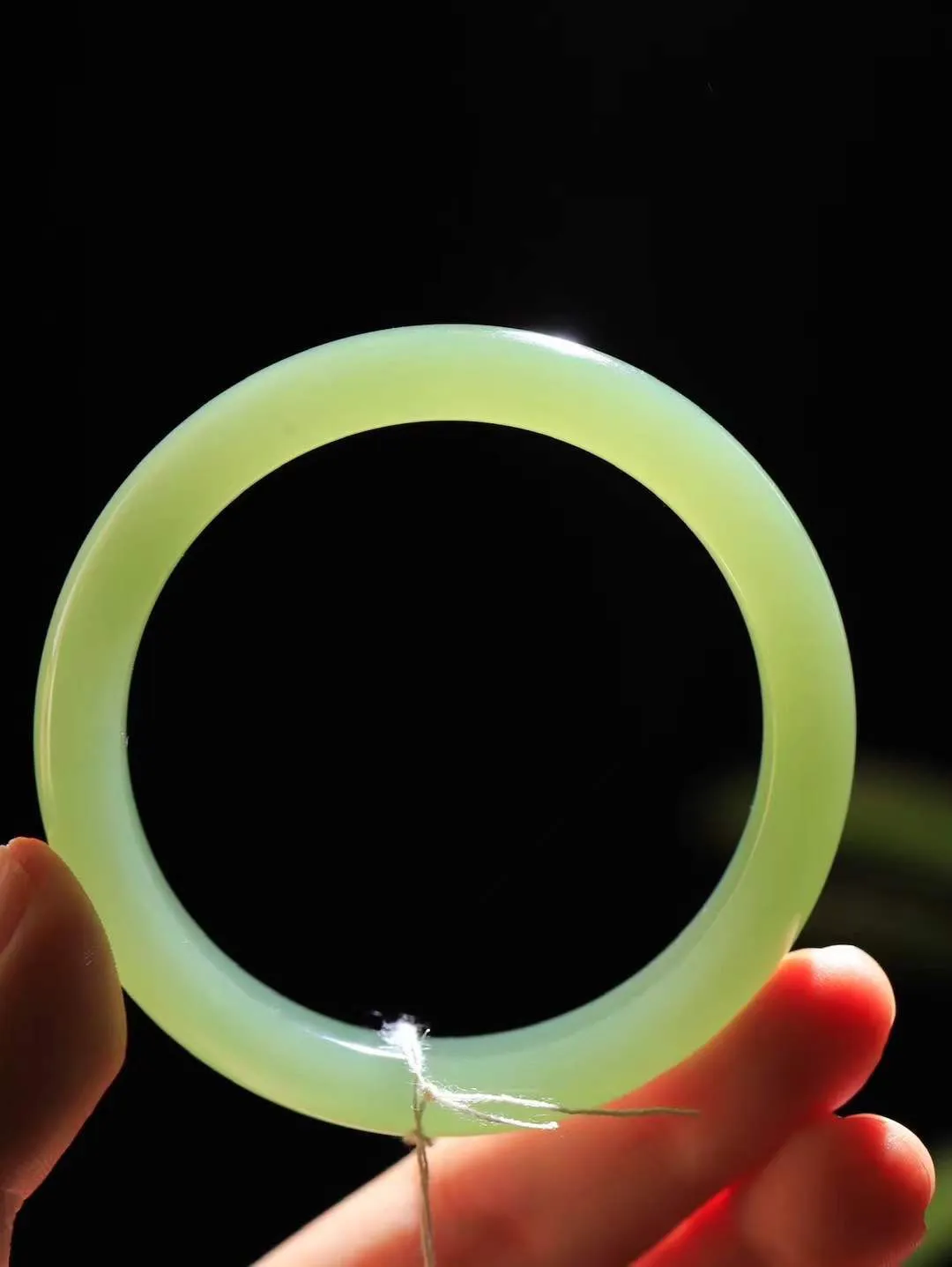 【温润于心.手镯】

精品和田玉晴水手镯，如晴水般清澈，似晴空般纯净。每一缕纹理都诉说着大自然的馈赠，温润细腻，触手生温。佩戴它，仿佛将一片宁静的晴水湖戴在腕间，优雅从容，气质非凡。重45克  尺寸56-11.5-8.3mm  891151153T