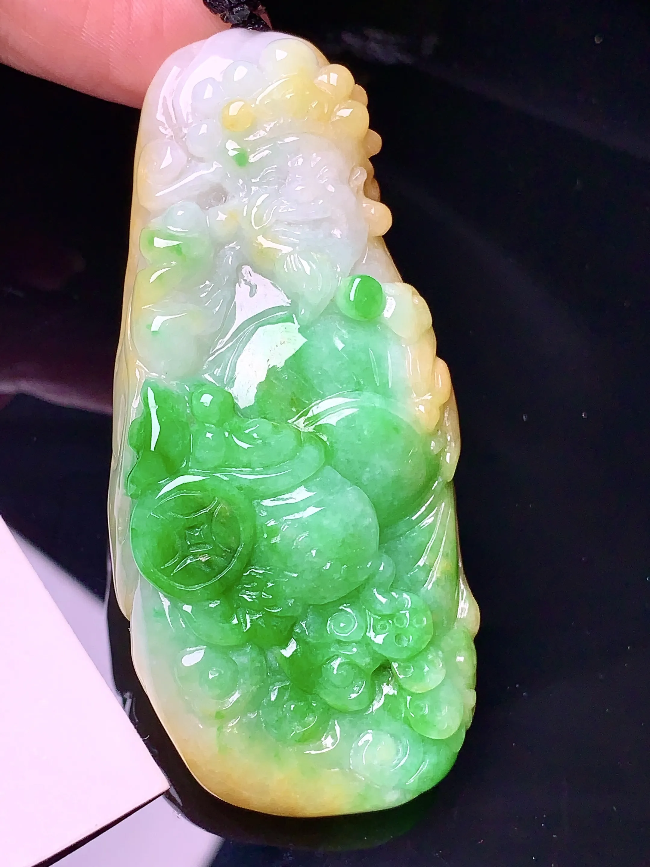 飘黄绿财神吊坠 玉质细腻 色泽清新艳丽 整体尺寸67*29.5*14.6